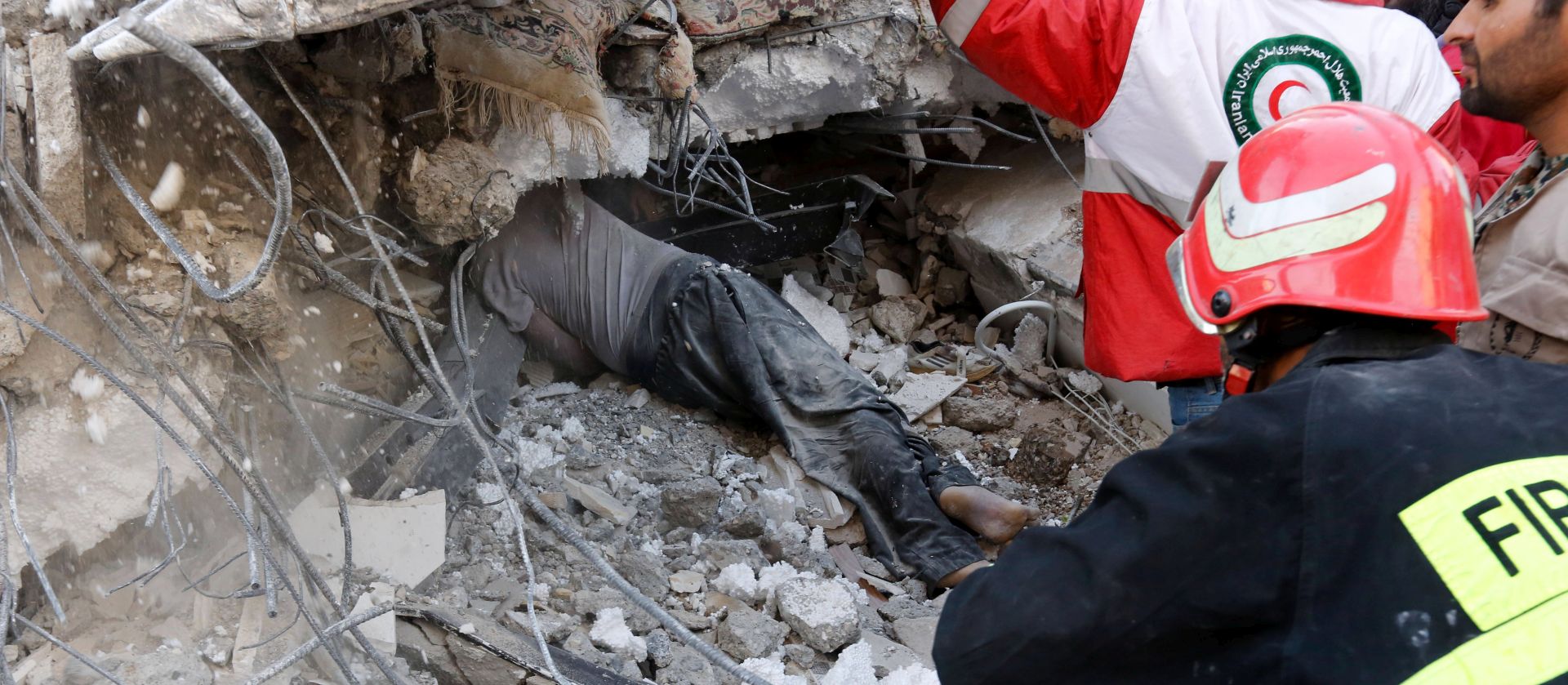 epa06326826 Iranian Red Crescent and rescue workers try to extract a body of a victim from under a wreckage of a collapsed building in the city of Pole-Zahab, in Kermanshah Province, Iran, 13 November 2017. A 7.2 magnitude earthquake that struck Iran's Kermanshah province bordering Iraq has killed over 328 inhabitants and left at least another 3,950 injured, Iranian authorities said.  EPA/ABEDIN TAHERKENAREH