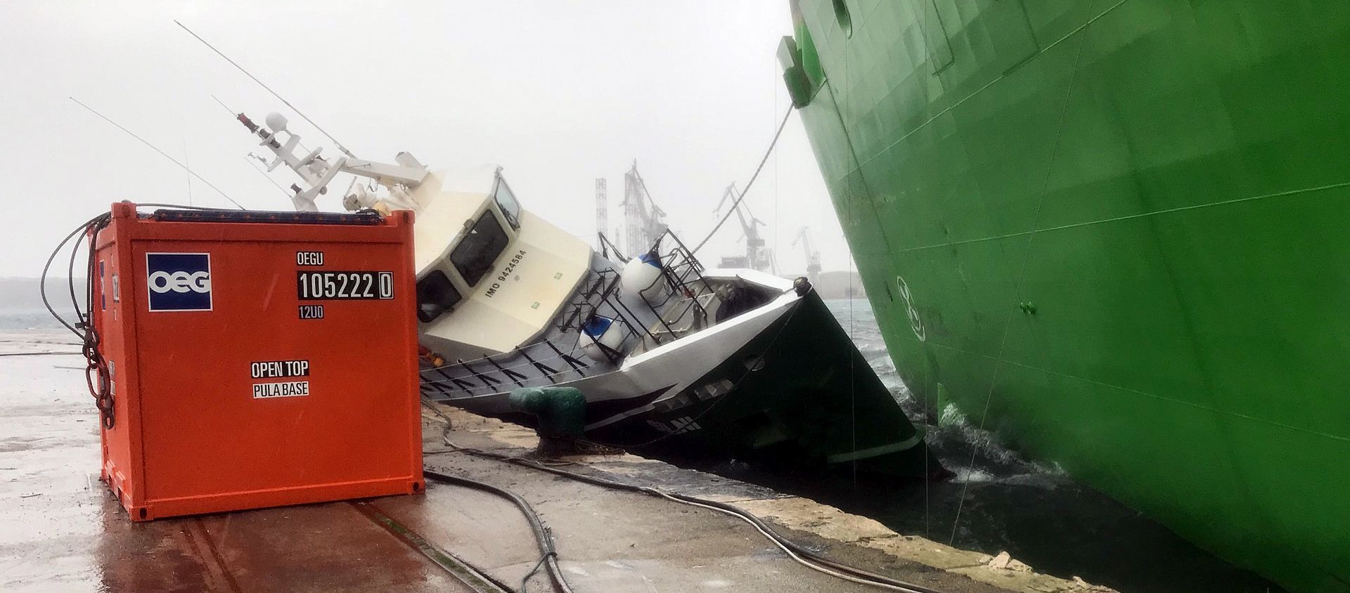 Pula, 13.11.2017. - Uslijed orkanskih naleta bure u ponedjeljak ujutro popucali su konopi na brodu-platformi u pulskom brodogradilitu Uljanik, koja se potom otkaèila i noena burom naletila i ozbiljno otetila jo jedan manji brod te mol u luci, no nije bilo ozlijeðenih osoba.
foto HINA/ Daniel SPONZA/ ml