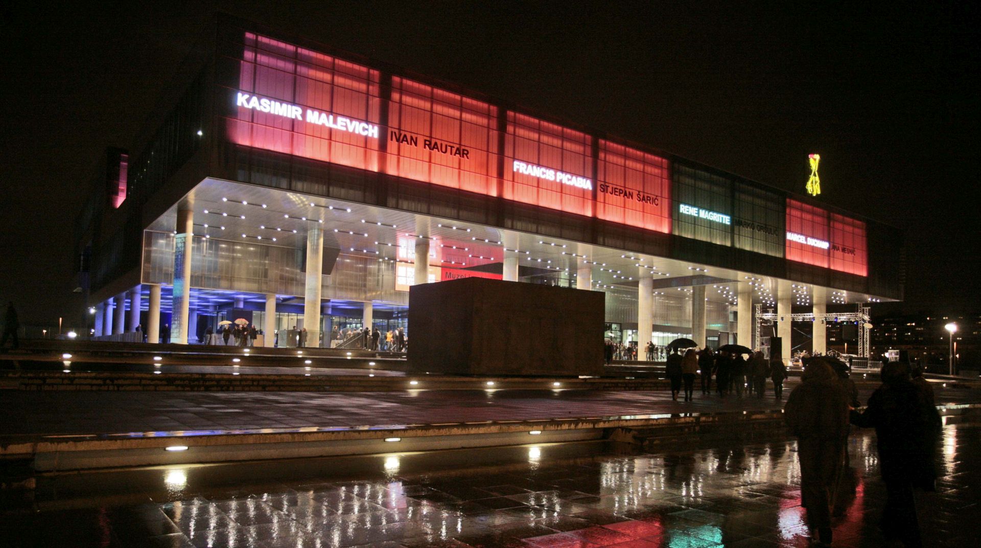 Zagreb, 11.12.2009 - Nekoliko tisuæa Zagrepèana i njihovih gostiju, istaknuti likovni umjetnici, predstavnici hrvatskog dravnog vrha, ministri kulture iz susjednih zemalja, veleposlanici i brojni drugi ljubitelji umjetnosti nazoèili su veèeras sveèanosti otvorenja nove zgrade Muzeja suvremene umjetnosti u Zagrebu. Muzej je otvorila predsjednica Vlade RH Jadranka Kosor istaknuvi kako je ovo otvorenje kulturni dogaðaj godine, desetljeæa i stoljeæa, za èim su teile brojne generacije. Podsjetila je kako se dosadanje djelovanje Muzeja suvremene umjetnosti odvijalo u Palaèi Kulmer na zagrebaèkom Gornjem gradu.
foto FaH/ Dario GRZELJ /ds