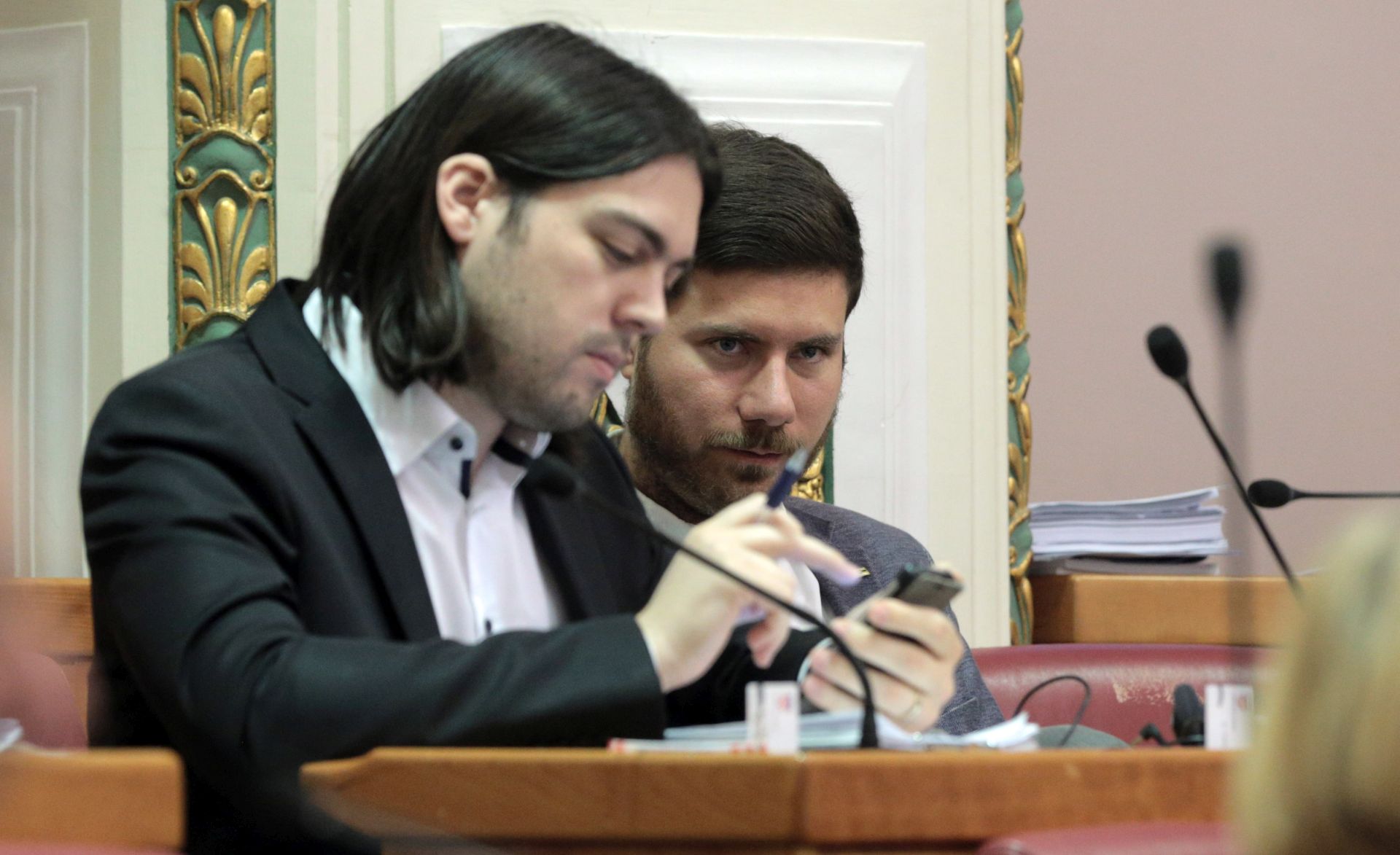 Zagreb, 10.11.2017. -  Sjednica Hrvatskoga sabora nastavlja se raspravom o SDP-ovoj inicijativi za pokretanje pitanja povjerenja Vladi zbog slučaja Agrokor. Na slici Ivan Vilibor Sinčić i Ivan Pernar.
Foto HINA/ Dario GRZELJ/ dag