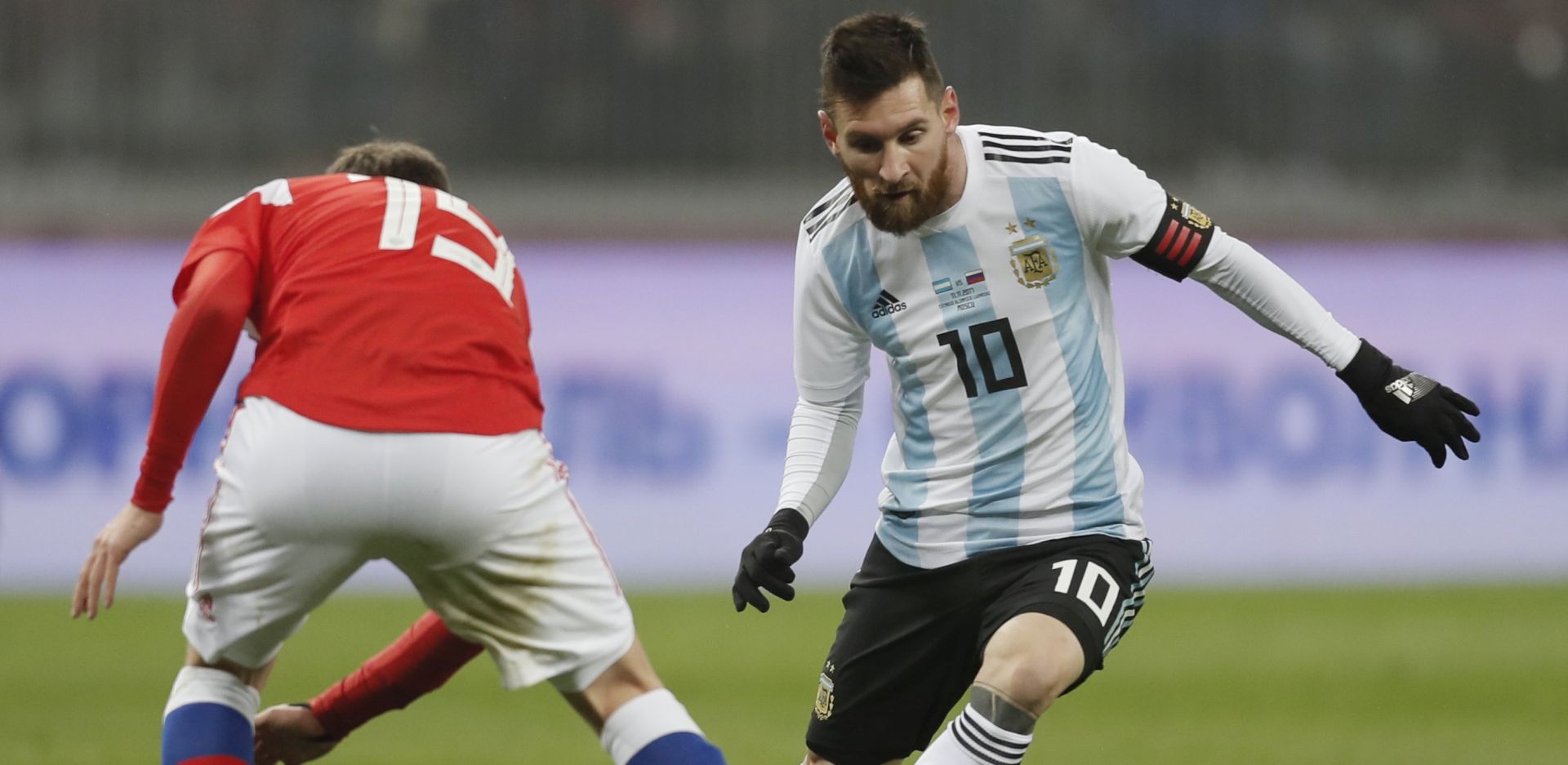 epa06322622 Daler Kuzyayev (L) of Russia fights for the ball with Lionel Messi (R) of Argentina during their international friendly soccer match at Luzhniki stadium in Moscow, Russia, 11 November 2017.  EPA/YURI KOCHETKOV