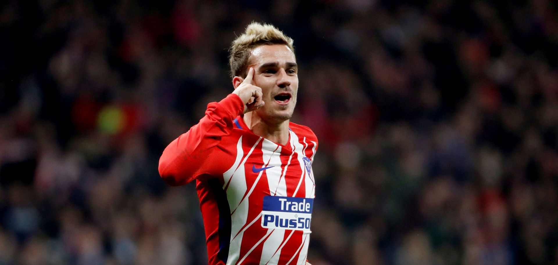 epa06344761 Atletico de Madrid's Antoine Griezmann jubilates the first goal of the team during the UEFA Champions League group stage match between Atletico Madrid and AS Roma at the Wanda Metropolitano stadium in Madrid, Spain, 22 November 2017.  EPA/JUANJO MARTIN