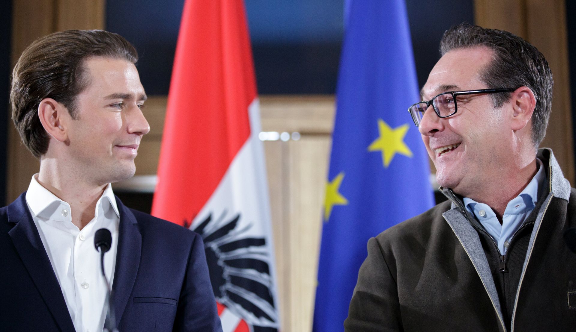 epa06345937 Austrian Foreign Minister and the leader of the Austrian Peoples Party (OeVP) Sebastian Kurz (L) and leader of the right-wing Austrian Freedom Party (FPOe) Heinz-Christian Strache (R) attend a news conference after government coalition negotiations in Vienna, Austria, 23 November 2017.  EPA/LISI NIESNER