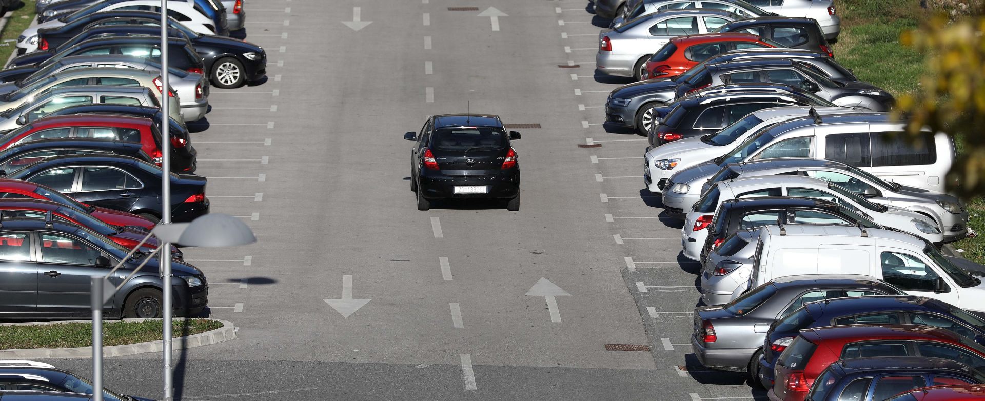 Zagreb, 24.11.2017. - Parkiralite Paromlin kod dvorane Vatroslav Lisinski. Na fotografiji parkirani automobili. foto HINA/ Lana SLIVAR DOMINIÆ/ lsd