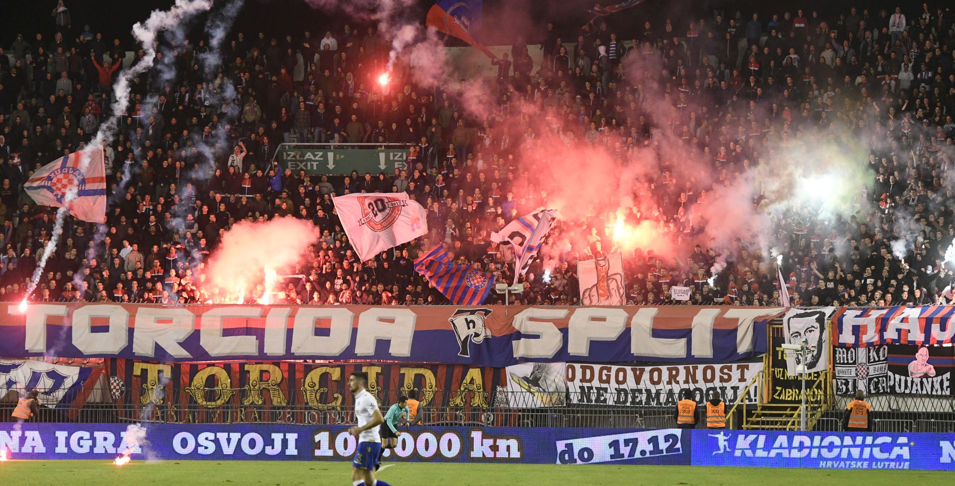 Split, 25.11.2017 - Utakmica 17. kola Prve HNL Hajduk - Osijek.  Na slici navijaèi Hajduka. 
foto HINA/ Mario STRMOTIÆ/ ik