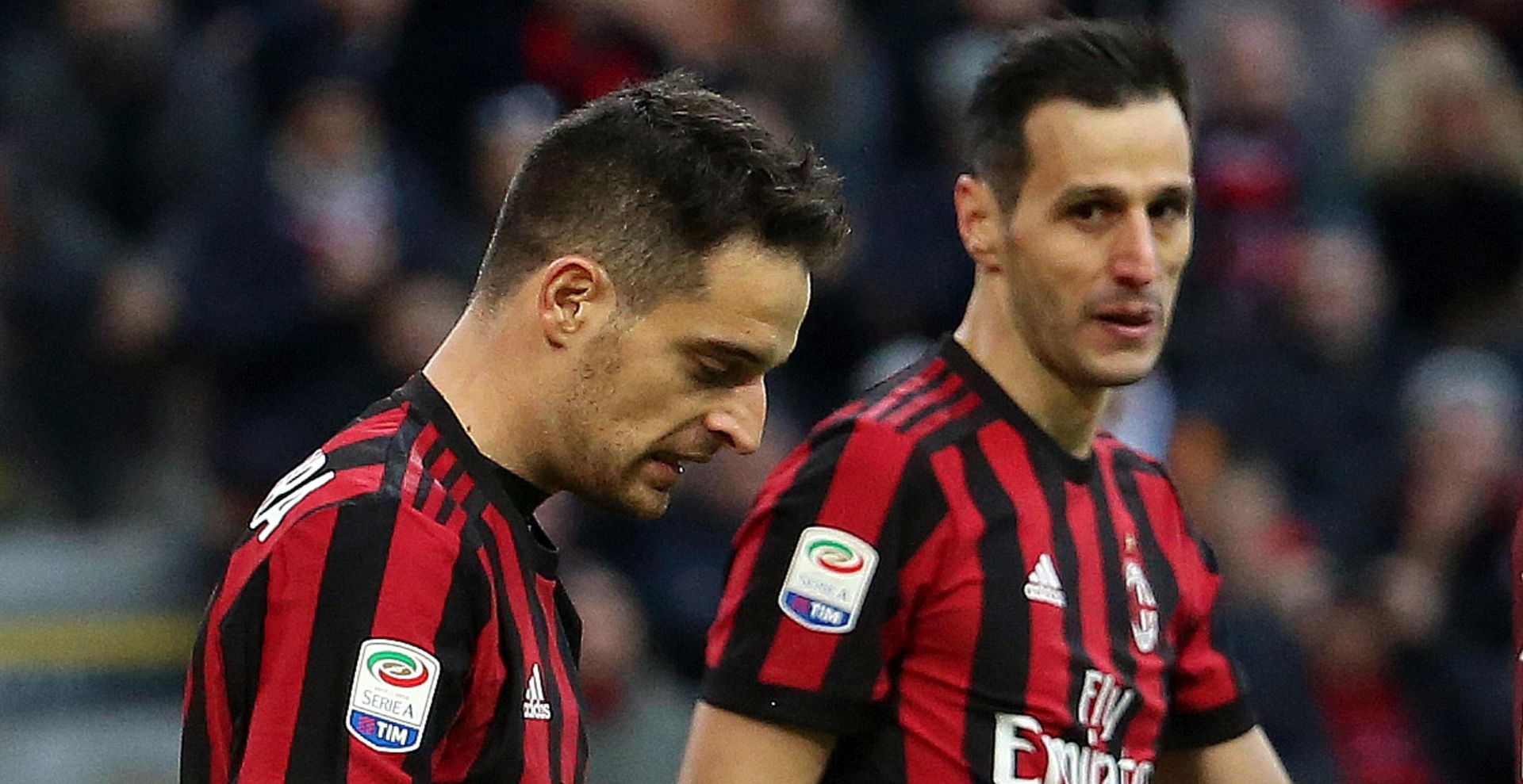 epa06352424 AC Milan's Giacomo Bonaventura (L) and Nikola Kalinic in action during the Italian Serie A soccer match between AC Milan and FC Torino at Giuseppe Meazza stadium in Milan, 26 November 2017.  EPA/MATTEO BAZZI