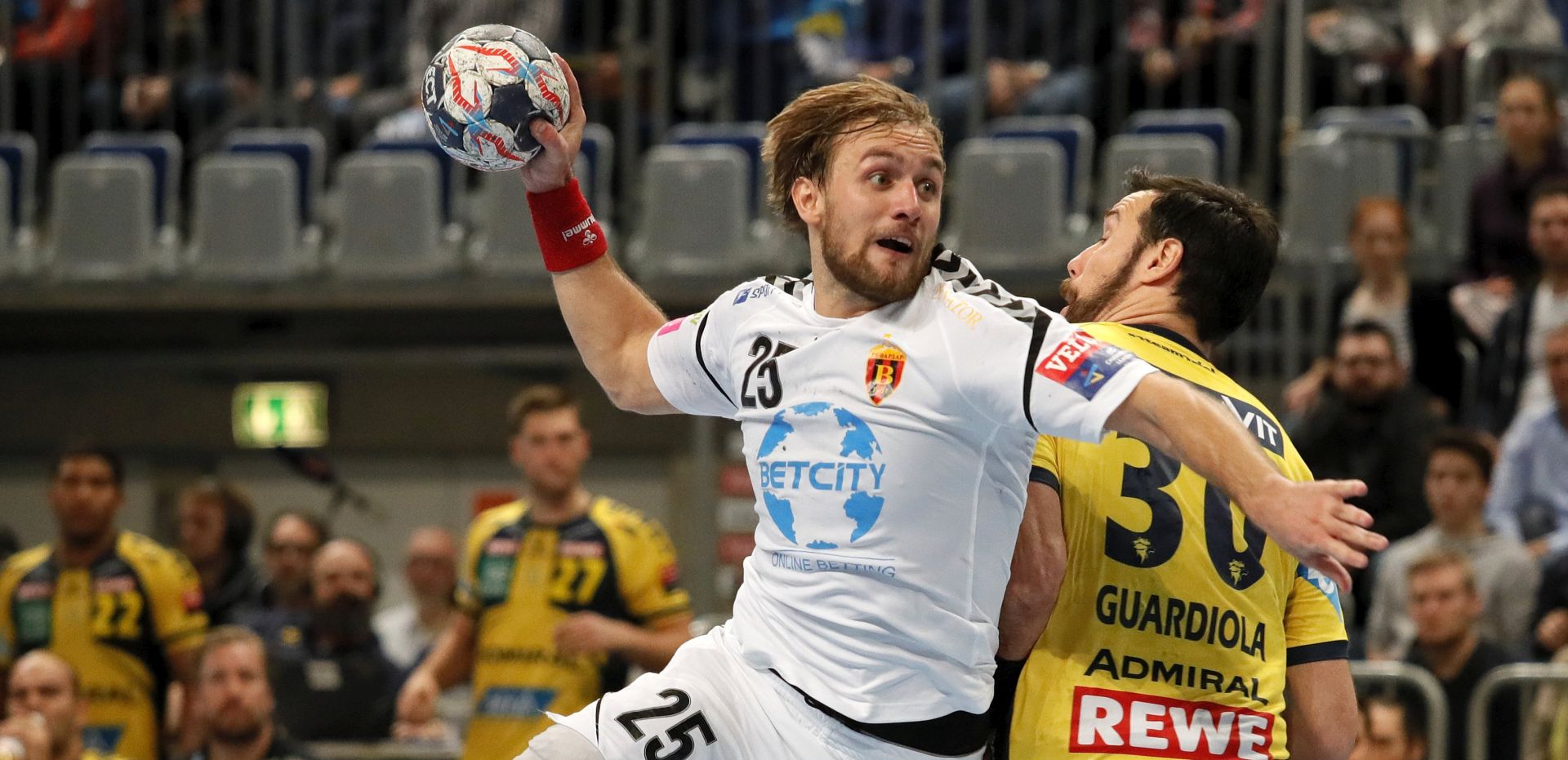 epa06352827 Rhein-Neckar-Loewen's gedeon Guardiola Villaplana (R) in action against Skopje's Luka Cindric (L) during the Champions League group A Handball match between Rhein-Neckar Loewen and HC Vardar Skopje in Mannheim, Germany, 26 November 2017.  EPA/RONALD WITTEK