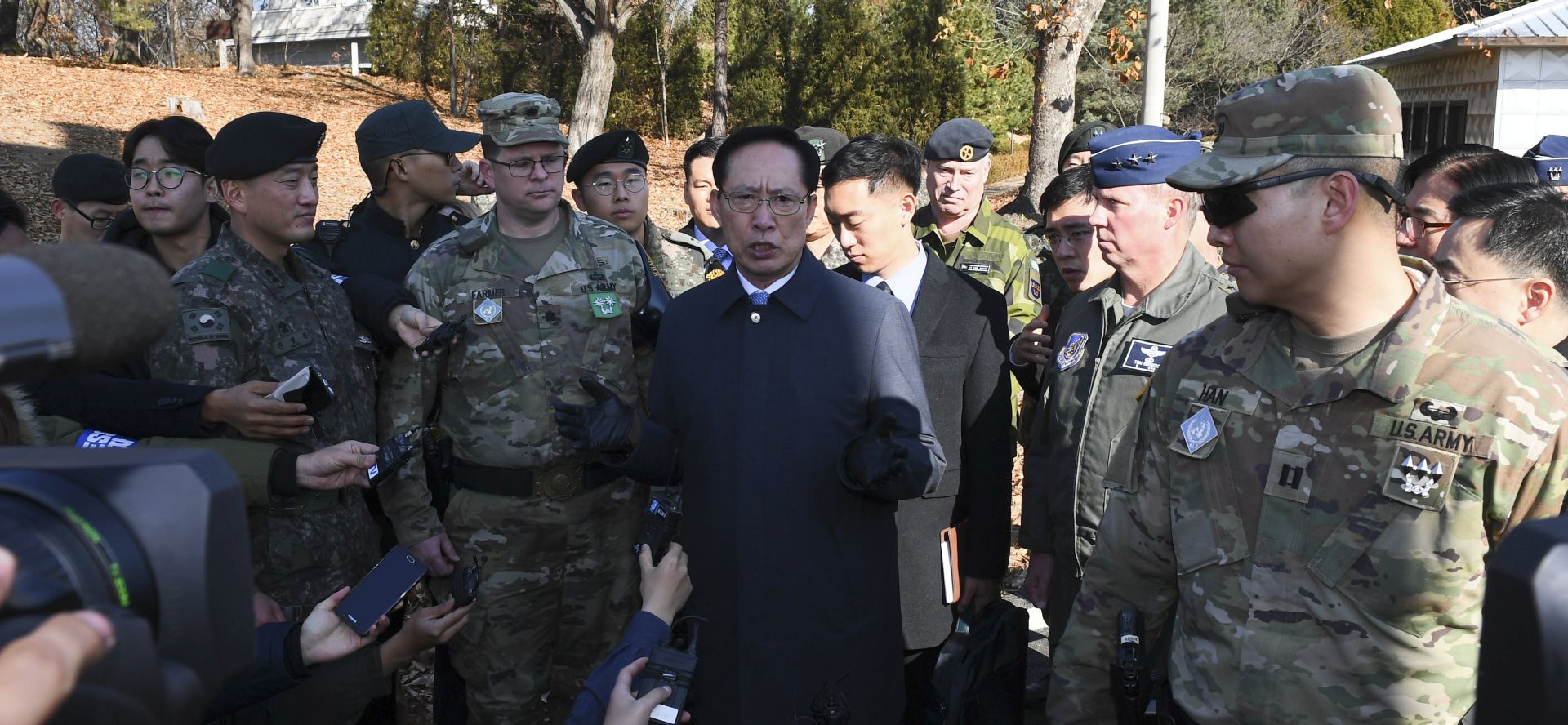 epa06353395 South Korean Defense Minister Song Young-moo (C) talks to the media on the South Korean side of the Joint Security Area (JSA), a small strip of land at the truce village of Panmunjom, South Korea, 27 November 2017. Song toured the JSA area, through which a North Korean soldier defected to the South Korean side on 13 November. Troops from the two sides stand face-to-face at the JSA of the truce village inside the Demilitarized Zone separating the two Koreas.  EPA/KOREA / POOL SOUTH KOREA OUT