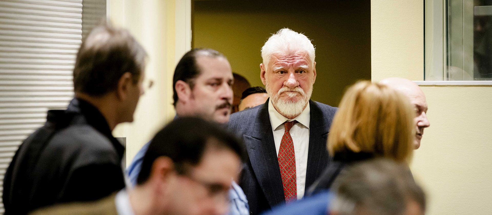 epa06357041 Bosnian Croat, Slobodan Praljak (C) enters the court in The Hague, The Netherlands, 29 November 2017, prior to the appeals judgement in the International Criminal Tribunal for the former Yugoslavia (ICTY), for war crimes committed during the bloody break-up of Yugoslavia.  EPA/ROBIN VAN LONKHUIJSEN / POOL