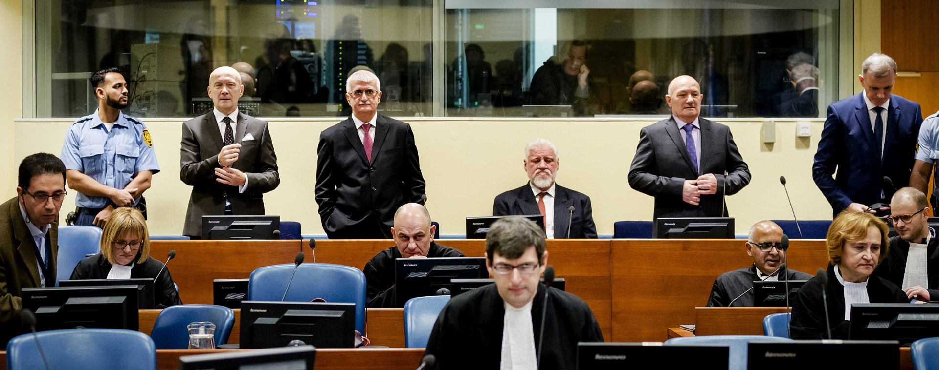 epa06357036 Jadranko Prlic (2-L) former Prime Minister of the Croatian Republic of Herzeg-Bosnia, and Bosnian Croats Bruno Stojic (3-L), Slobodan Praljak (3-R), Milivoj Petkovic (2-R), Valentin Coric (R) stand in the court in The Hague, The Netherlands, 29 November 2017, prior to the appeals judgement in the International Criminal Tribunal for the former Yugoslavia (ICTY), for war crimes committed during the bloody break-up of Yugoslavia.  EPA/ROBIN VAN LONKHUIJSEN / POOL