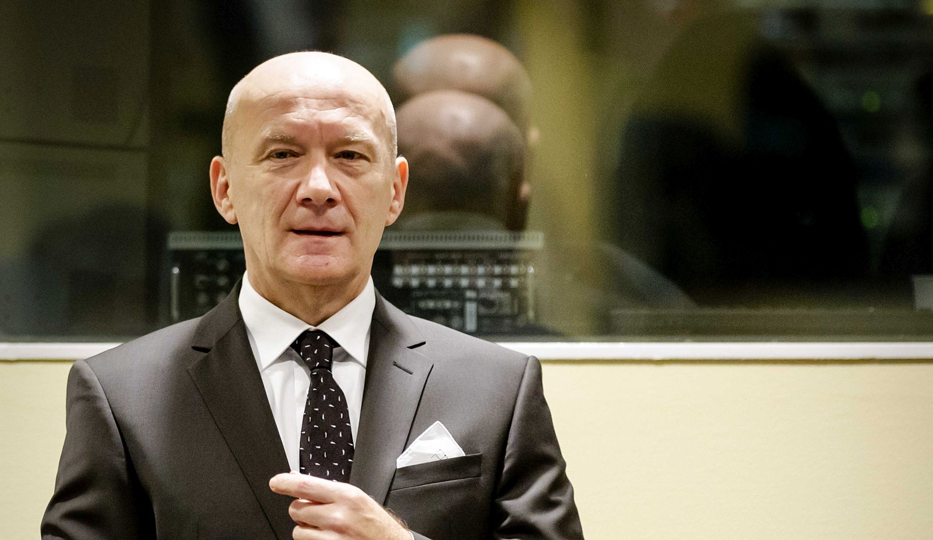 epa06357033 Jadranko Prlic (R) former Prime Minister of the Croatian Republic of Herzeg-Bosnia stands in the court in The Hague, The Netherlands, 29 November 2017, prior to the appeals judgement in the International Criminal Tribunal for the former Yugoslavia (ICTY), for war crimes committed during the bloody break-up of Yugoslavia.  EPA/ROBIN VAN LONKHUIJSEN / POOL