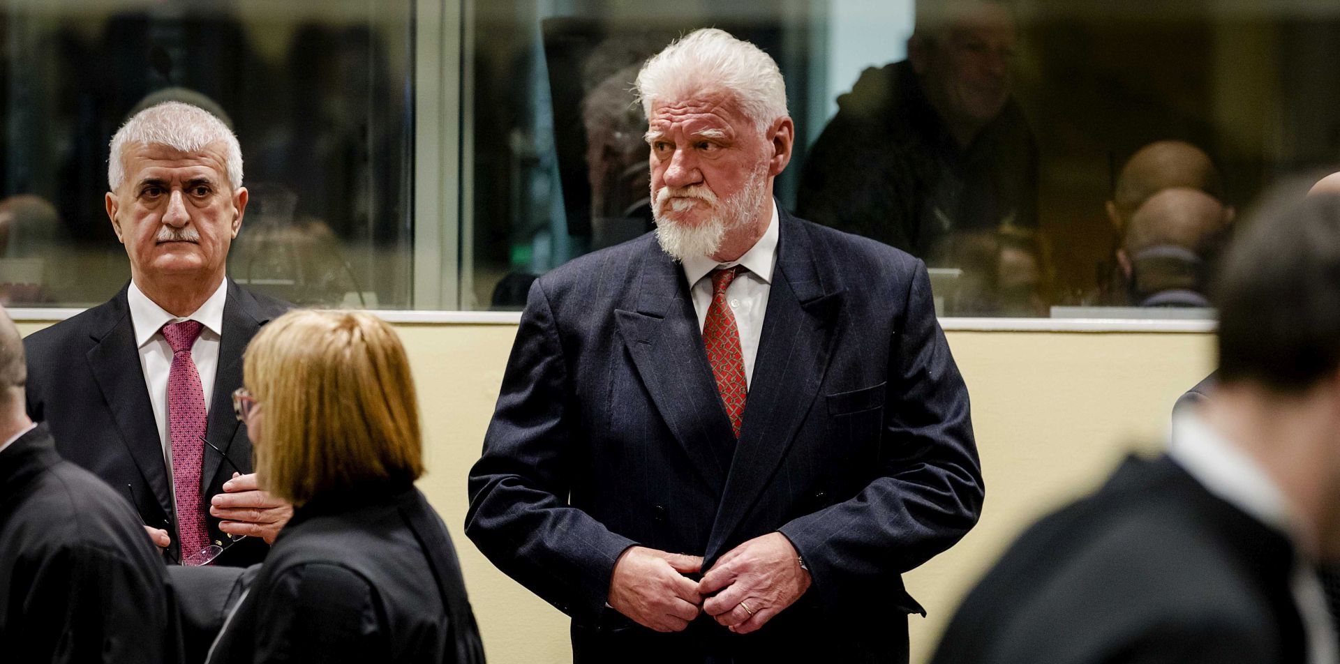 epa06357212 Bosnian Croat, Slobodan Praljak (C) enters the court in The Hague, The Netherlands, 29 November 2017, prior to the appeals judgement in the International Criminal Tribunal for the former Yugoslavia (ICTY), for war crimes committed during the bloody break-up of Yugoslavia.  EPA/ROBIN VAN LONKHUIJSEN / POOL