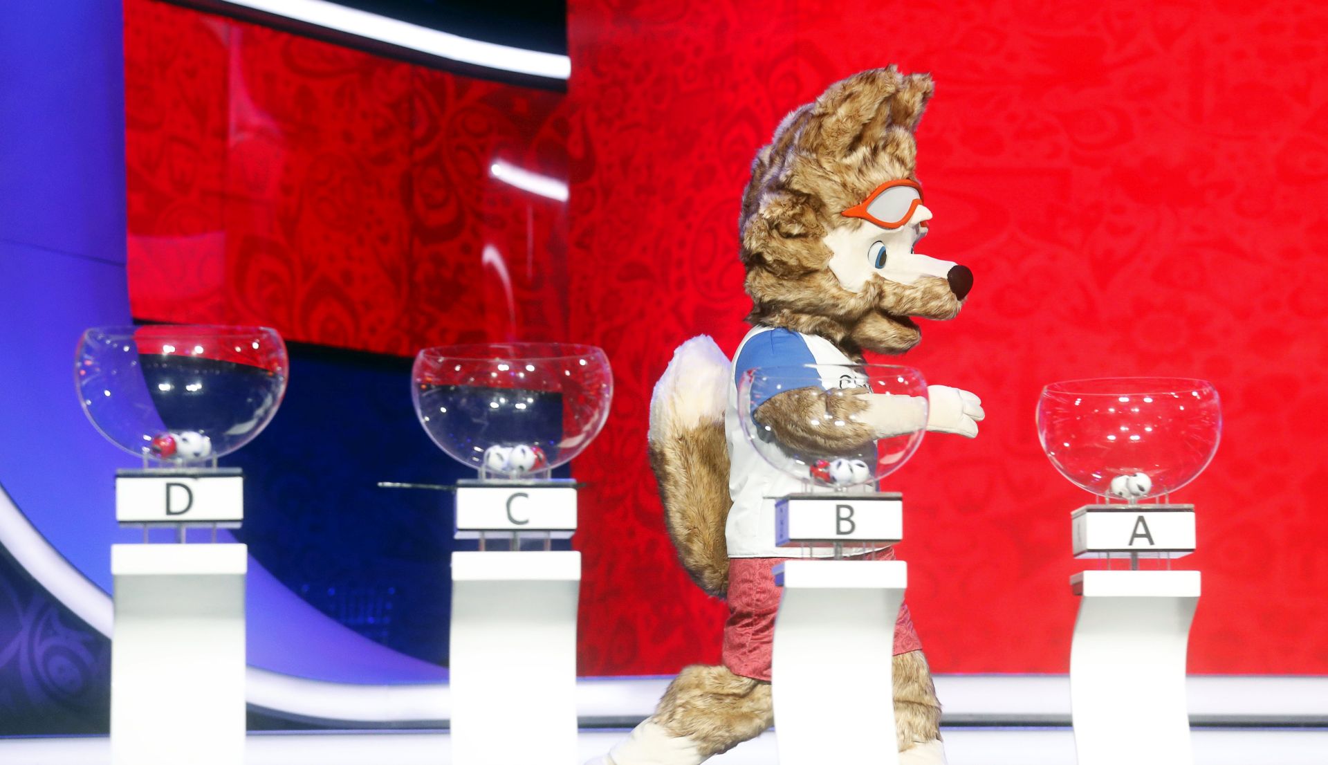 epa06357444 The official mascot of the FIFA World Cup 2018, the wolf Zabivaka, attends a rehearse on stage for the FIFA World Cup 2018 Final Draw in the State Kremlin Palace in Moscow, Russia, 29 November 2017. The Final Draw for the FIFA World Cup 2018 in Russia will take place in Moscow on 01 December 2017.  EPA/SERGEI CHIRIKOV