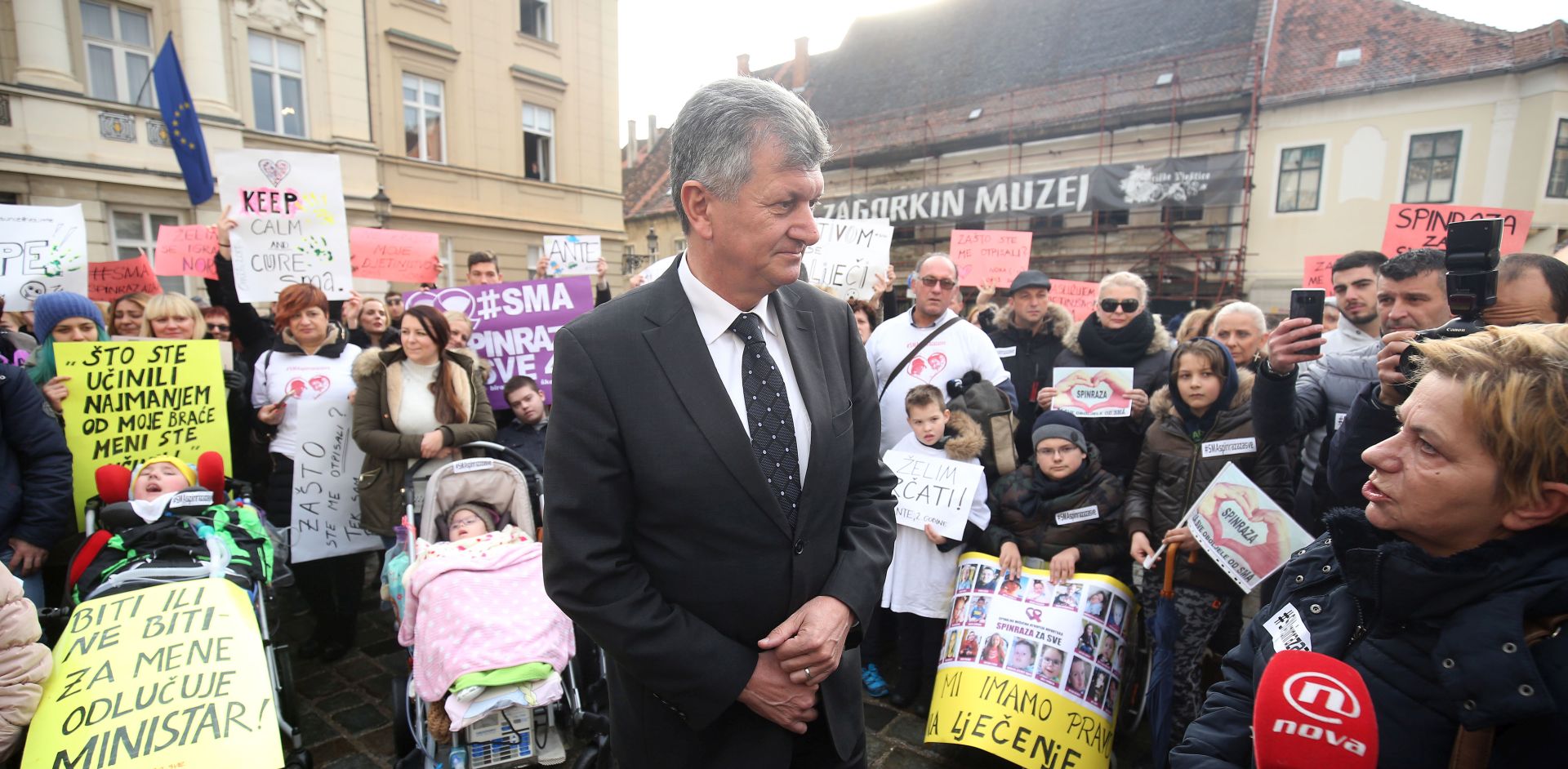 Zagreb, 30.11.2017 - Prosvjed i konferencija za novinare Koalicije udruga u zdravstvu i Udruge Kolibriæi kao reakcija na uskratu sredstava od strane Vlade RH za nabavu efikasnog novog lijeka Spinraza za lijeèenje spinalne miiæne atrofije za sve oboljele za koje se procjeni da bi lijek mogao imati pozitivan uèinak na progresiju bolesti, odran je na Trgu svetog Marka. Na fotografiji ministar zdravstva Milan Kujundiæ sa prosvjednicima.
foto HINA/ Denis CERIÆ /dc
