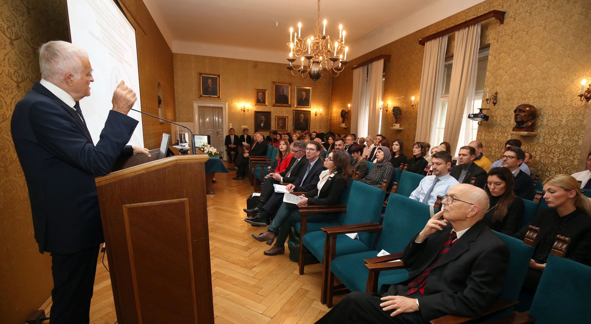 Zagreb, 01.12.2017 - Meðunarodni znanstveni skup pod nazivom  Novosti u oftalmologiji. Simpozij je organiziran u suorganizaciji Razreda za medicinske znanosti Hrvatske Akademije znanosti i umjetnosti i Specijalne bolnice za oftalmologiju Svjetlost, Klinike za oftalmologiju Medicinskog fakulteta Sveuèilita u Rijeci. Na fotografiji predsjednik HAZU Zvonko Kusiæ.
foto HINA/ Denis CERIÆ /dc