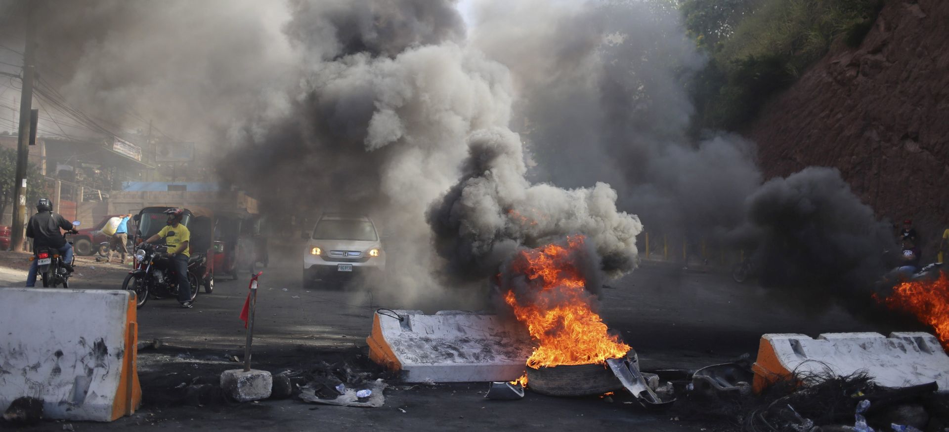 epa06362765 A barricade is lit of fire during a demonstration in Tegucigalpa, Honduras, 01 December 2017. Tensions rose in Honduras with violent protests breaking out on the streets, a few hours before the new president-elect is announced.  EPA/GUSTAVO AMADOR