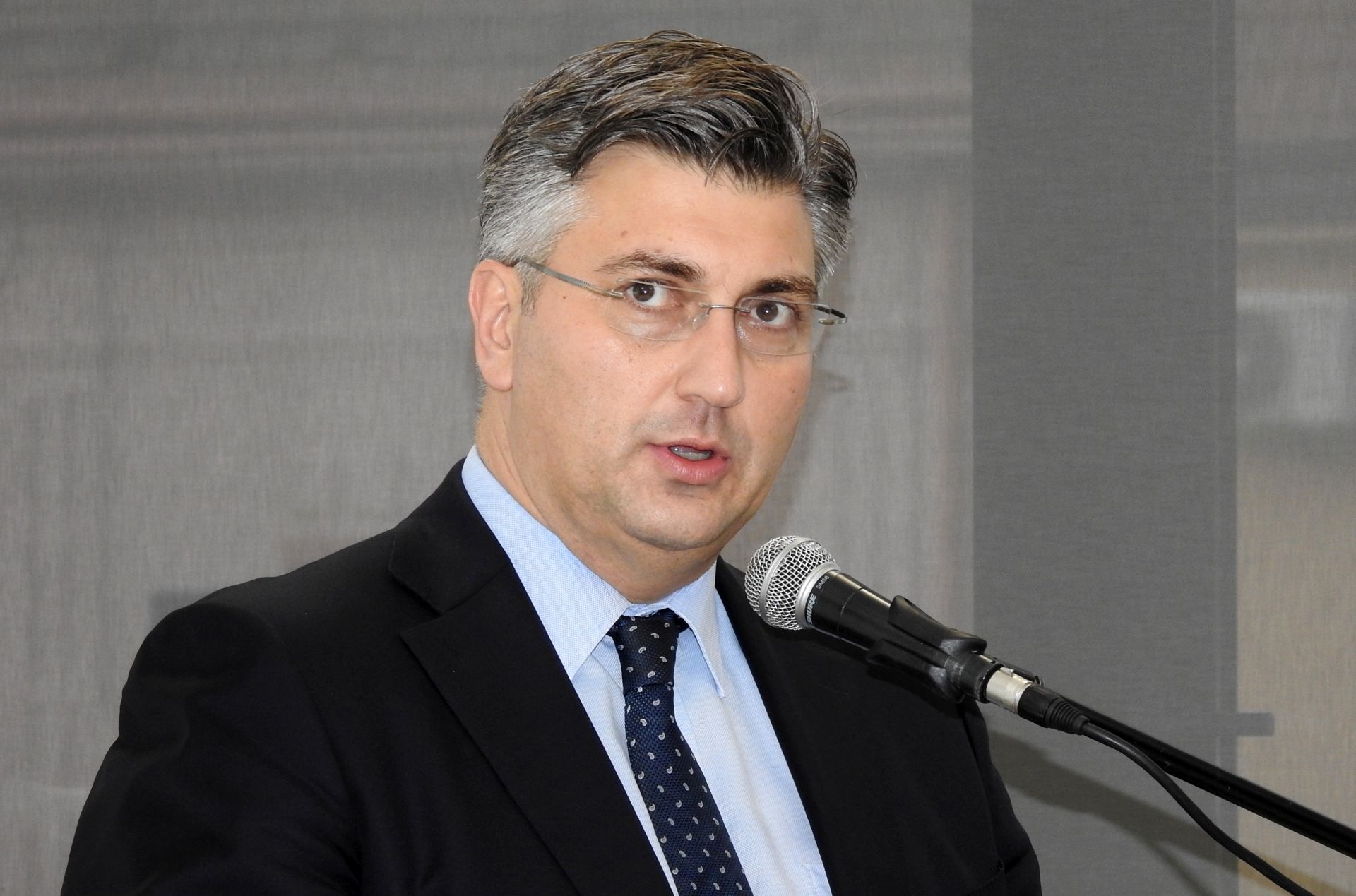 Varadin, 2.12.2017 - Predsjednik Vlade Andrej Plenkoviæ u subotu je u Varadinu otvorio novi studentski dom, moderan objekt sa 600 kreveta, koji zaokruuje varadinski Sveuèilini kampus sa zgradom sadanjega Studentskog doma i studentskim restoranom, a premijer je istaknuo da je taj projekt oplemenio infrastrukturnu sveuèilinu ponudu Varadina kao bitnog hrvatskog sveuèilinog sredita.
foto HINA/ Sinia KALAJDIJA/ ua