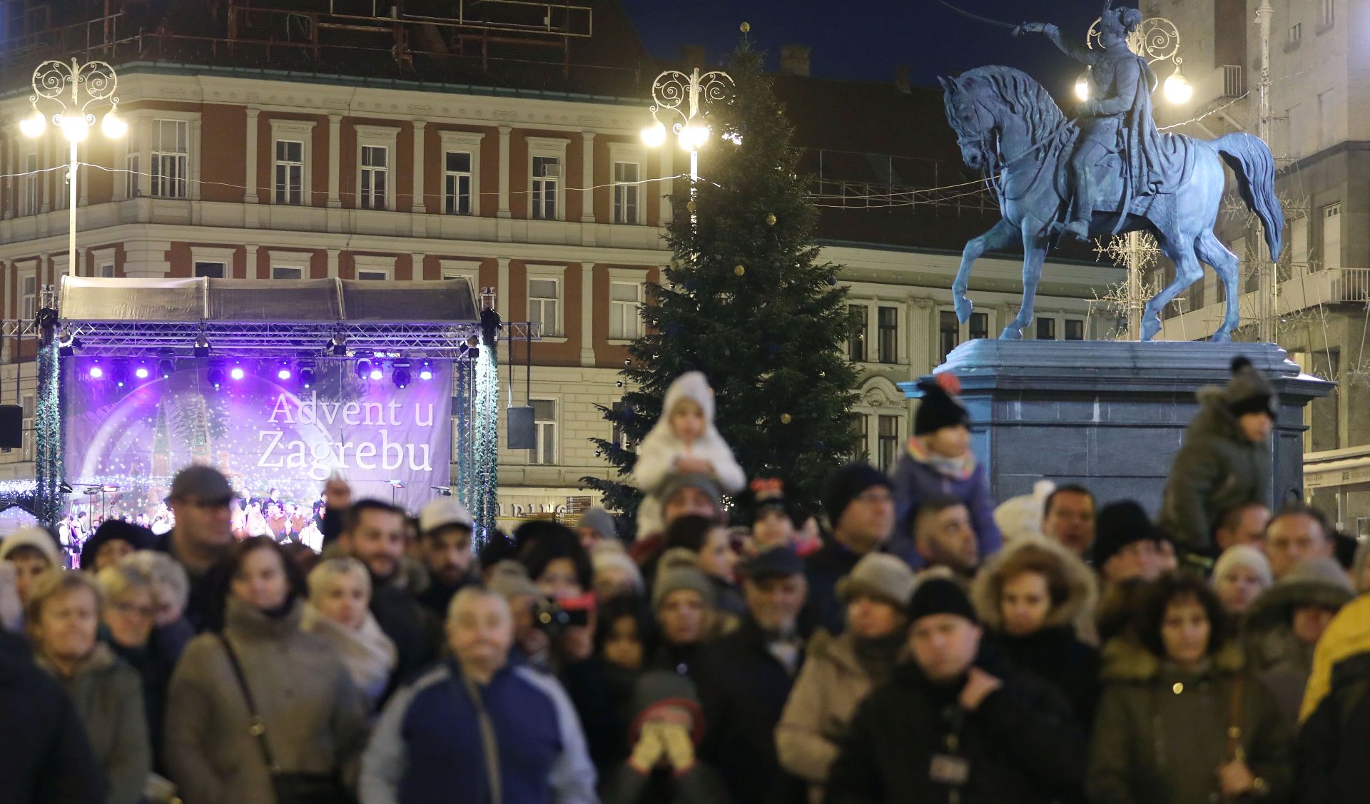 Zagreb, 02.12.2017. - Upaljena je prva adventska svijeæa na vijencu oko zdenca Manduevac na Trgu bana Jelaèiæa. Na fotografiji Trg bana Jelaèiæa. foto HINA/ Lana SLIVAR DOMINIÆ/ lsd