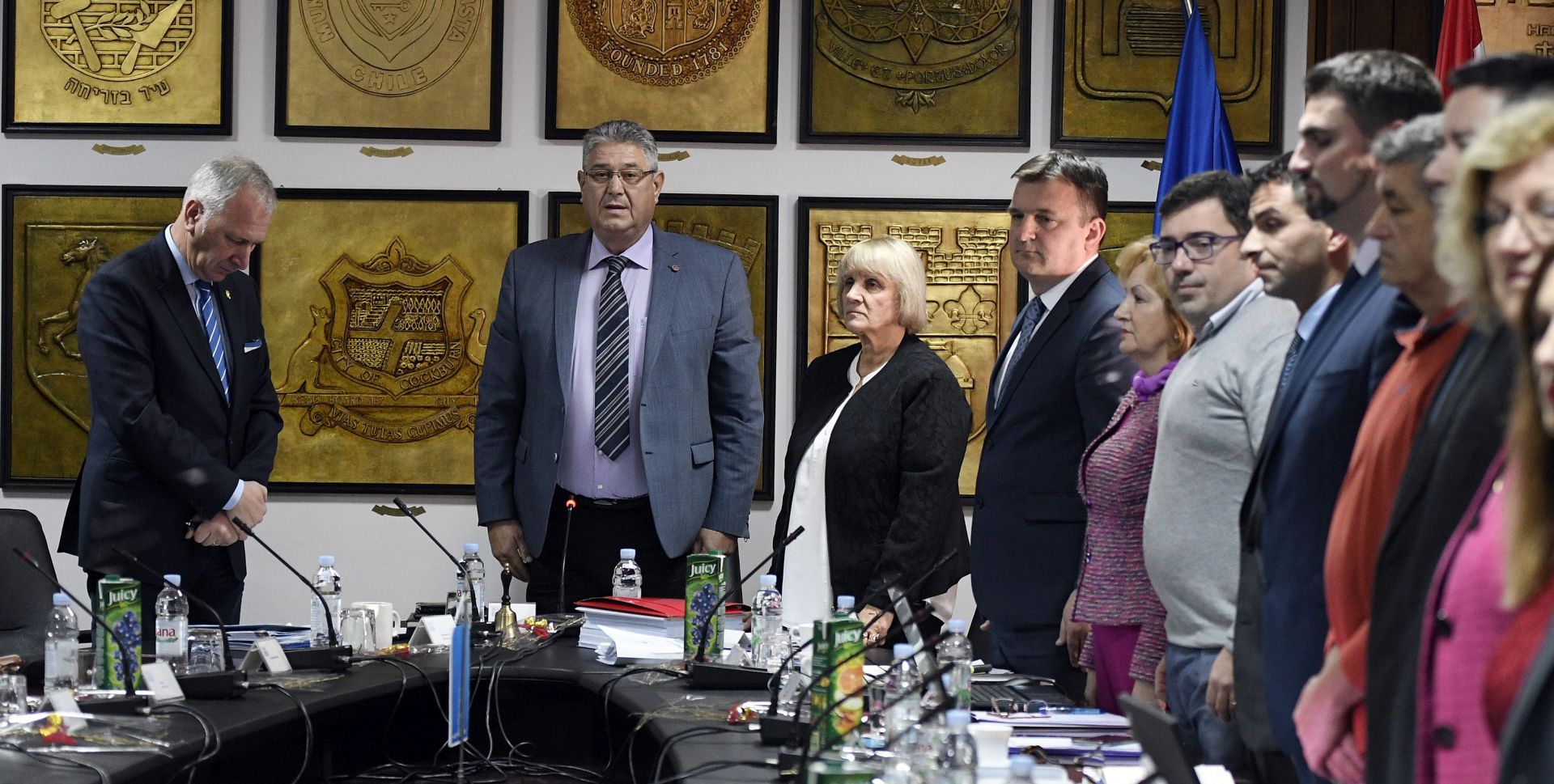 Split, 06.12.2017 - Sjednica splitskog Gradskog vijeæa, na èijem su dnevnom redu Prijedlog proraèuna za 2018. i Prijedlog o unutarnjem preustroju Gradske uprave, u srijedu je poèela minutom utnje za generala Slobodana Praljka, ali tomu nisu nazoèili vijeænici stranke Pametno i SDP-a. Na slici splitski gradonaèelnik Andro Krstuloviæ Opara i predsjednik splitskog Gradskog vijeæa Jure undov.
foto HINA/ Mario STRMOTIÆ /ds