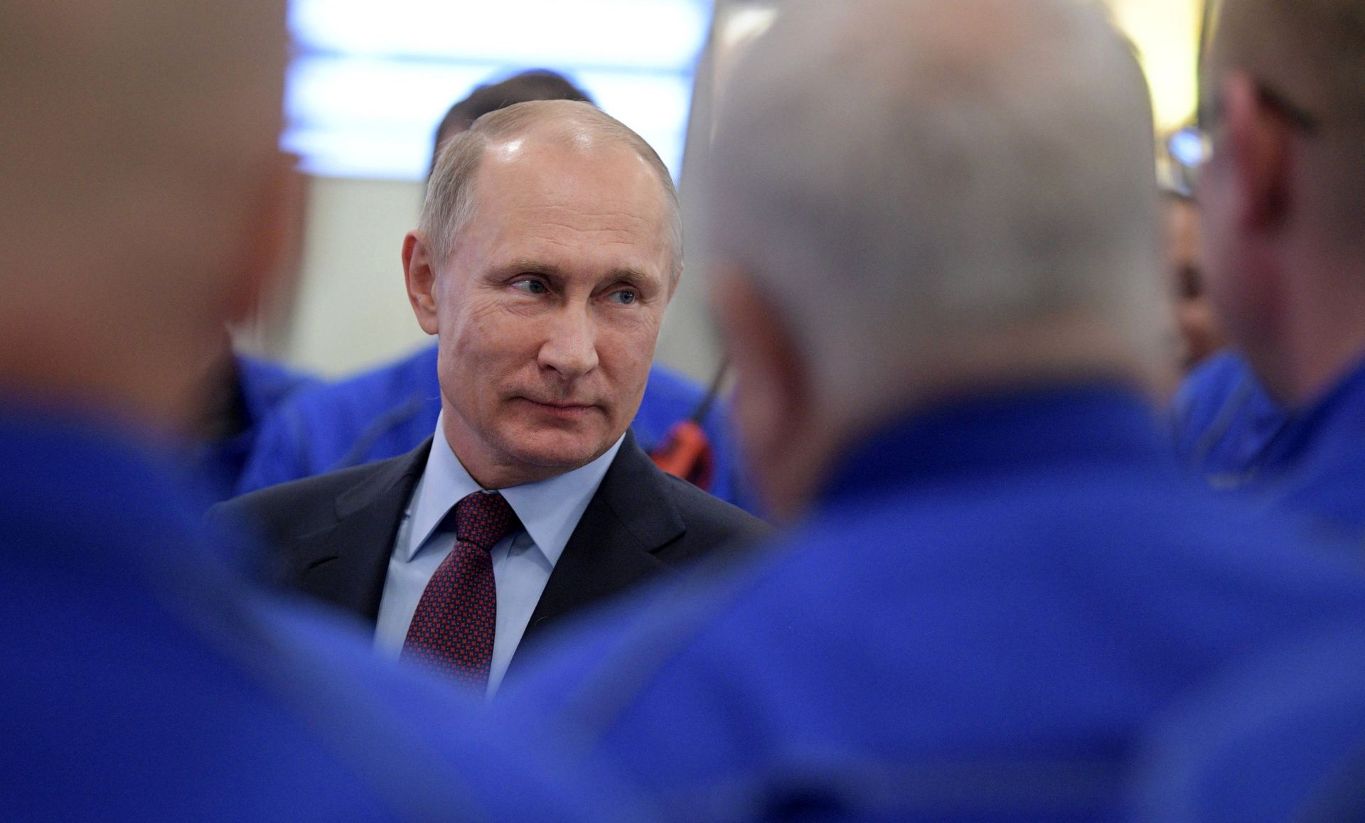 epa06377031 Russian President Vladimir Putin talks to employees, as he visits a plant for liquefying natural gas 'Yamal LNG' which is under construction in the town of Sabetta, on Yamal peninsula on the coast of the Kara Sea, Russia, 08 December 2017. The plant start loading of the first LNG tanker.  EPA/ALEXEI DRUZHININ/SPUTNIK/KREMLIN / POOL