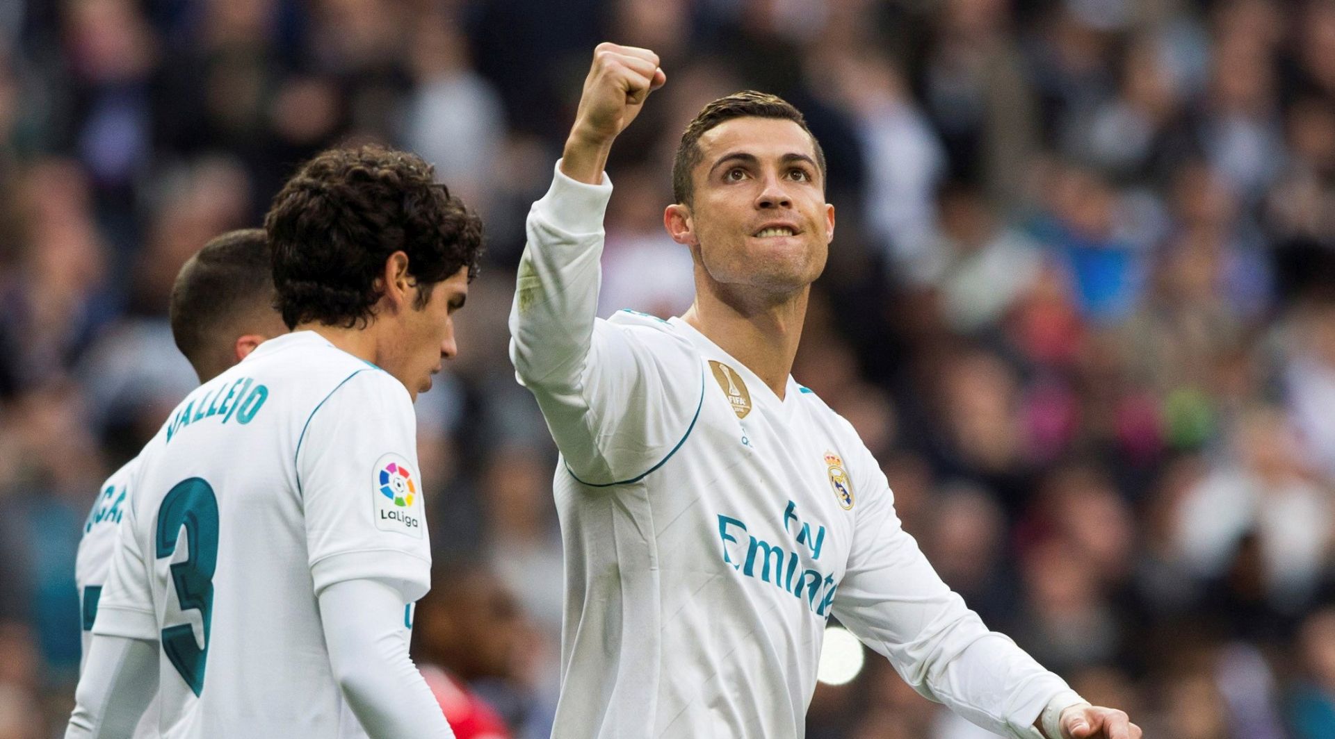 epa06379288 Real Madrid's Portuguese forward Cristiano Ronaldo (C) celebrates after scoring against Sevilla during their Spanish Primera Division league game at Santiago Bernabeu Stadium in Madrid, Spain, 09 December 2017.  EPA/Rodrigo Jimenez