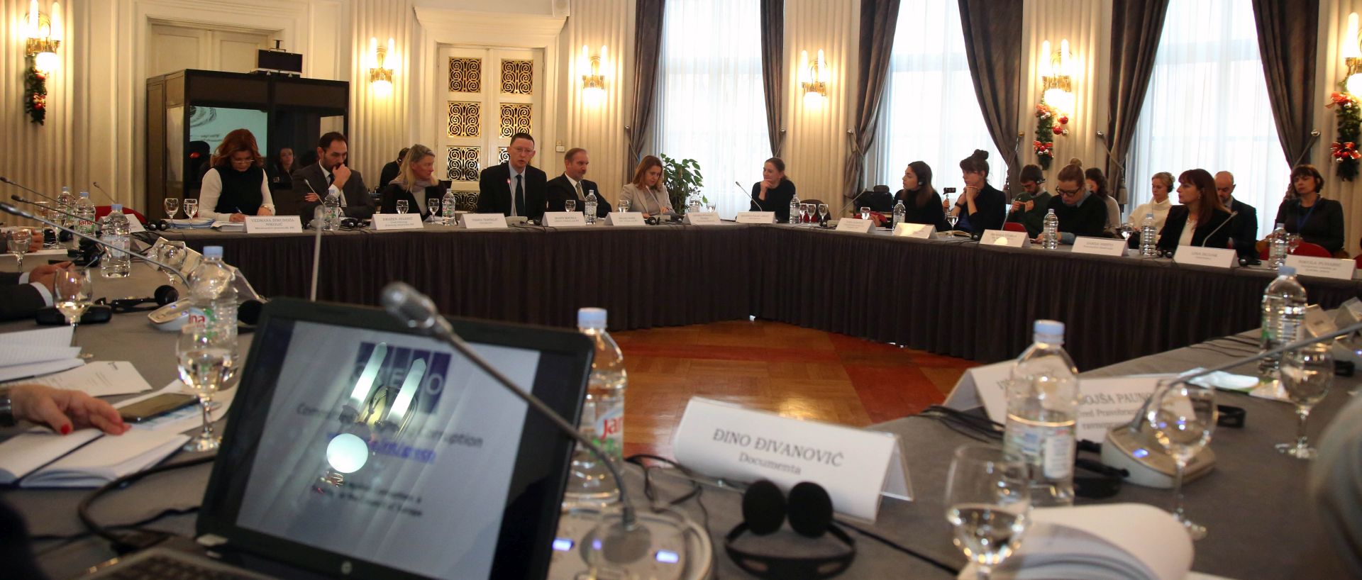 Zagreb, 11.12.2017 - U organizaciji Documente odran je okrugli stol o jaèanju neovisnosti pravosuða i vladavini prava u povodu obiljeavanja Meðunarodnog dana borbe protiv korupcije. Na skupu su govorili sudac Vrhovnog suda i predsjednik struènog tijela Vijeæa Europe za borbu protiv korupcije (GRECO) Marin Mrèela, prvi zamjenik Dravnog odvjetnika RH Draen Jeleniæ, sudac Vrhovnog suda i predsjednik Dravnoga sudbenog vijeæa eljko ariæ te dravni tajnik u Ministarstvu pravosuða Jure Martinoviæ. foto HINA / Zvonimir KUHTIÆ /zk
