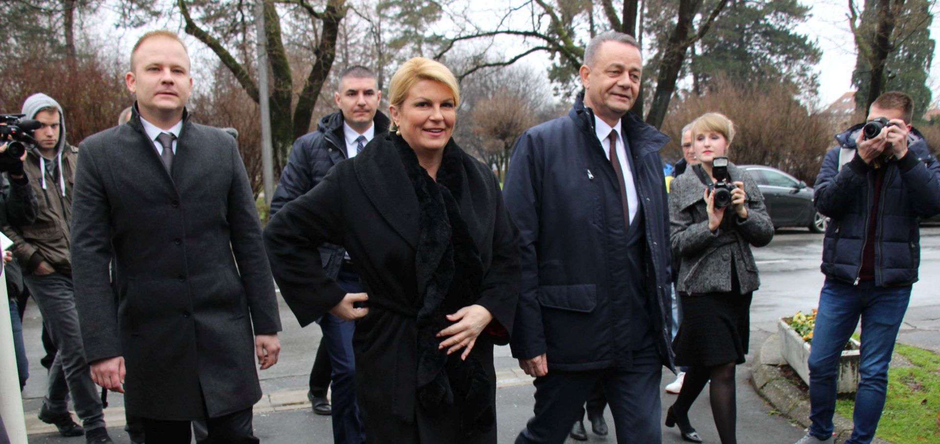 Koprivnica, 13.12.2017 - Predsjednica Kolinda Grabar Kitaroviæ privremeno je preselila svoj ured u Koprivnièko-krievaèku upaniju. Na slici upan koprivnièko-krievaèki Darko Koren, Kolinda Grabar Kitaroviæ i gradonaèelnik Koprivnice Miel Jakiæ.
foto HINA/ ua