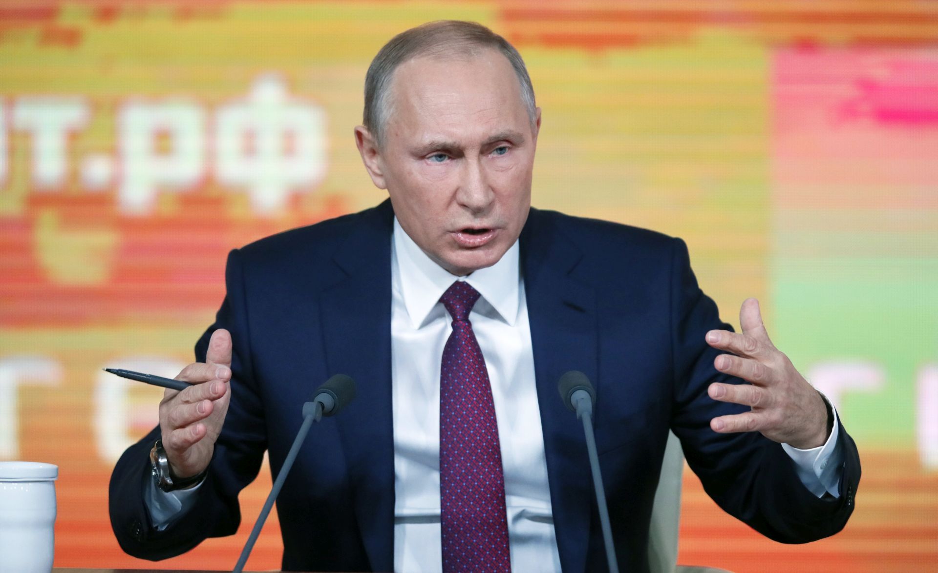 epa06388718 Russian President Vladimir Putin speaks during his annual news conference to Russian federal, regional, and foreign media at the WTC Congress Center in Moscow, Russia, 14 December 2017.  EPA/YURI KOCHETKOV