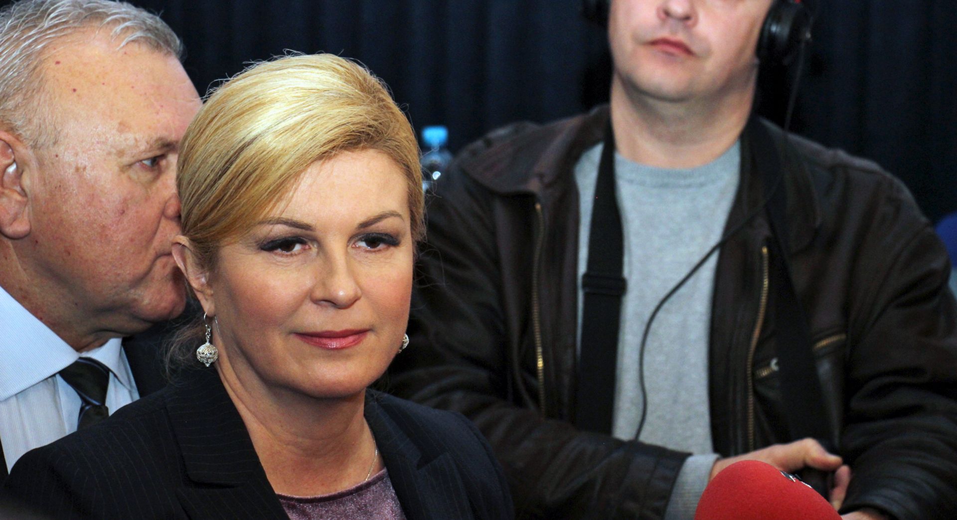 Koprivnica, 14.12.2017 - Predsjednica Republike Kolinda Grabar Kitaroviæ svoj je drugi radni dan u Koprivnièko-krievaèkoj upaniji zapoèela susretom s gospodarstvenicima upanije domaæina te Bjelovarsko-bilogorske upanije. Koprivnièka dvorana kina Velebit bila je prepuna gospodarstvenika, odnosno obrtnika koji su ukazali na svoje probleme u procesu poslovanja. 
foto HINA/ ua