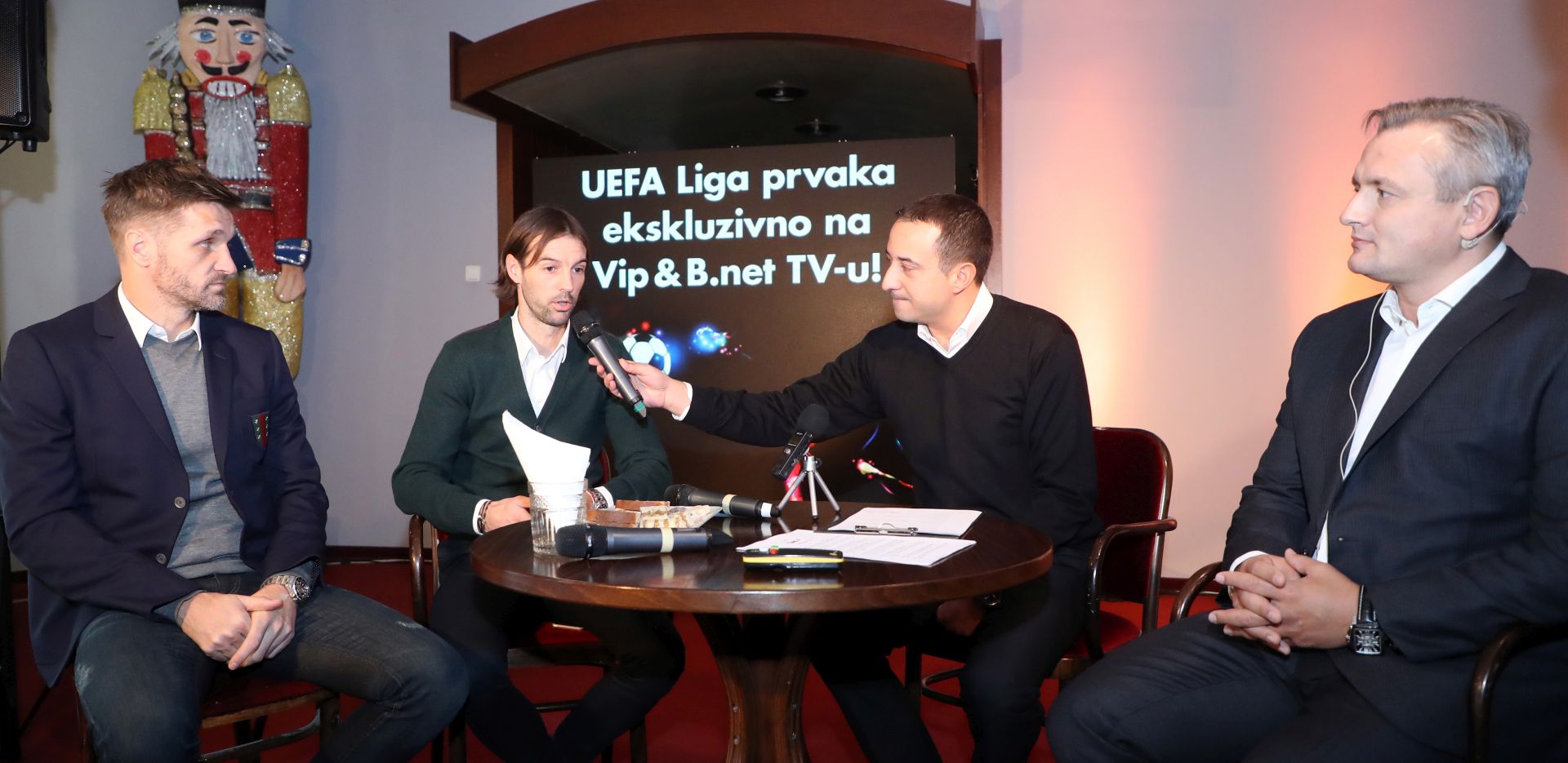 Zagreb, 14.12.2017 - Tiskovna konferencija Vipnet-a na kojoj je objavljeno da æe biti jedini privatni TV provider s ekskluzivnim pravima za UEFA Ligu prvaka u Hrvatskoj sa pravima za prijenose utakmica ponude sadraja Vip i B.net TV-a. Na slici predsjednik Uprave Vipneta Jiri Dvorjanèansky, Saa Suec, Mihael Mikiæ i Igor Bièan.
foto HINA/ Damir SENÈAR /ds