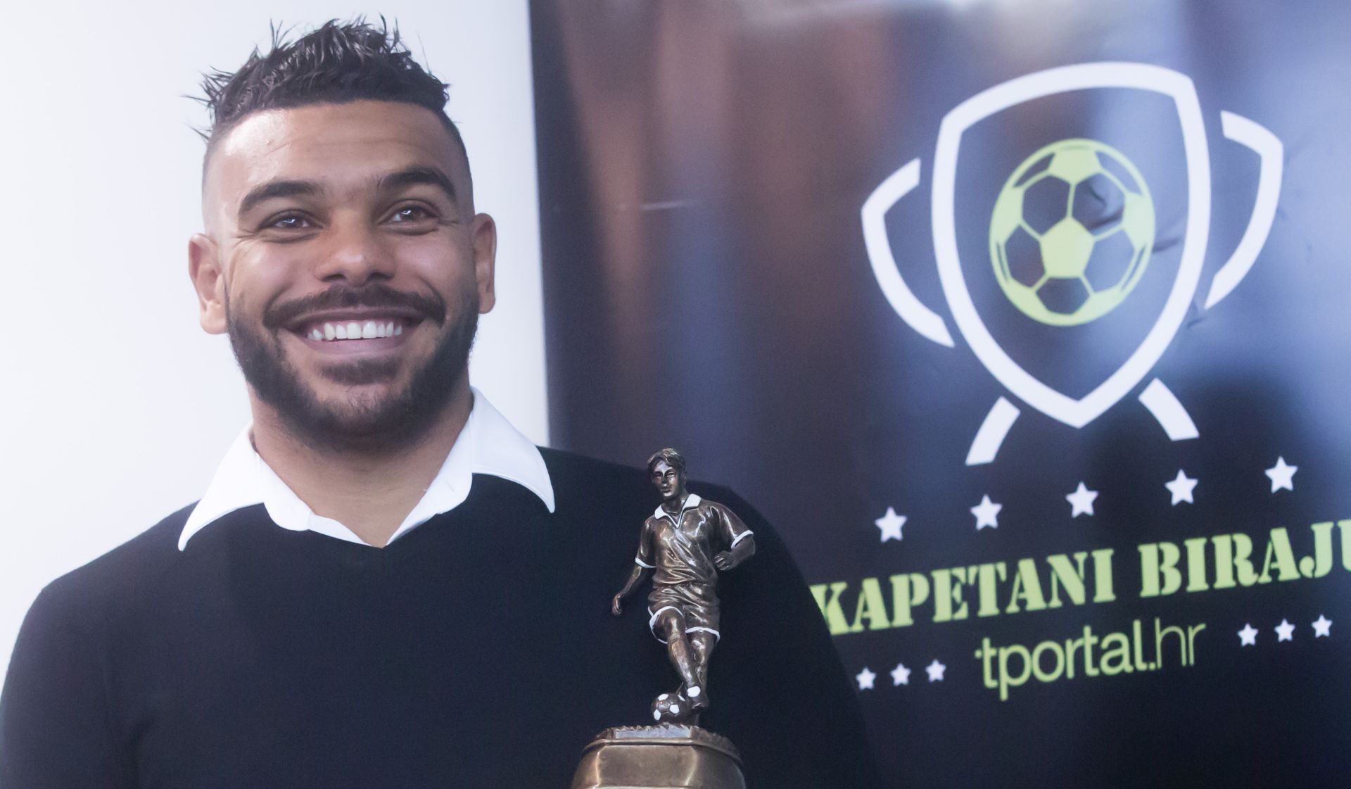 Zagreb, 12.12..2017 - Dinamov igrač El Arabi Hillel Soudani proglašen nogometašem godine u anketi koju je tportal proveo među nogometnim kapetanima 15. godinu zaredom. Na fotografiji El Arabi Hillel Soudani.  Foto HINA/ Daniel KASAP/ dk
