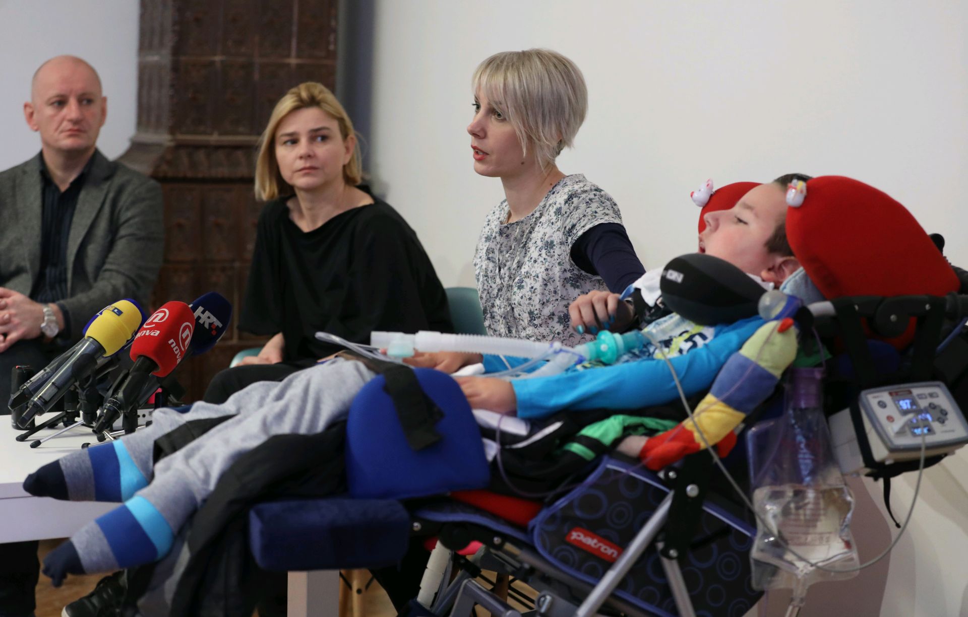 Zagreb, 15.12.2017. - Konferencija za medije Udruge Kolibriæi i Koalicije udruga u zdravstvu. Na fotografiji Ivica Belina iz Koalicije udruga u zdravstvu, Sandra Benèiæ iz Centra za mirovne studije i Zaklade Solidarna, Ana Alapiæ iz Udruge Kolibriæi i njen sin Mate Alapiæ.
foto HINA/ Lana SLIVAR DOMINIÆ/ lsd