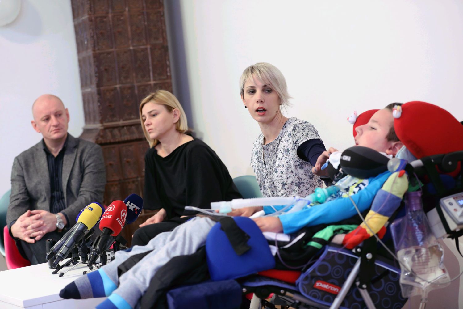 Zagreb, 15.12.2017. - Konferencija za medije Udruge Kolibriæi i Koalicije udruga u zdravstvu. Na fotografiji Ivica Belina iz Koalicije udruga u zdravstvu, Sandra Benèiæ iz Centra za mirovne studije i Zaklade Solidarna, Ana Alapiæ iz Udruge Kolibriæi i njen sin Mate Alapiæ. 
foto HINA/ Lana SLIVAR DOMINIÆ/ lsd