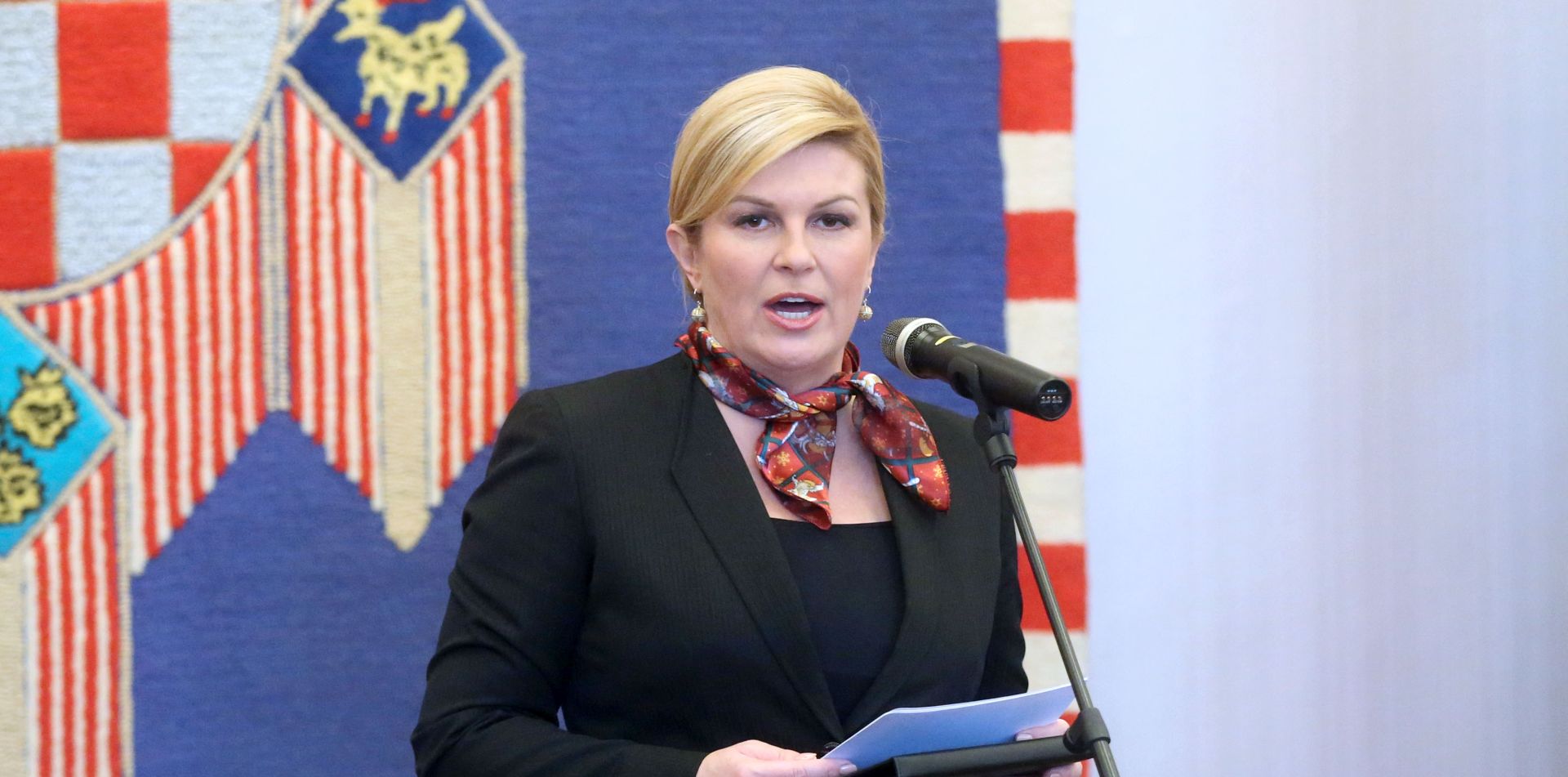 Zagreb, 16.12.2017. - Na Danu otvorenih vrata, koji je odran u subotu u Uredu predsjednice Republike u prigodi doaæa, predsjednica Kolinda Grabar Kitaroviæ druila se s graðanima, s uèenicima srednje Poljoprivredne  kole iz Zagreba i Ekonomsko-birotehnièke kole iz Splita te osnovnokolcima iz zagrebaèkih kola Remete i Horvati, s kojima je prigodno izraðivala boiæne kolaèiæe. Na fotografiji Kolinda Grabar Kitaroviæ.
foto HINA/ Denis CERIÆ/ ml