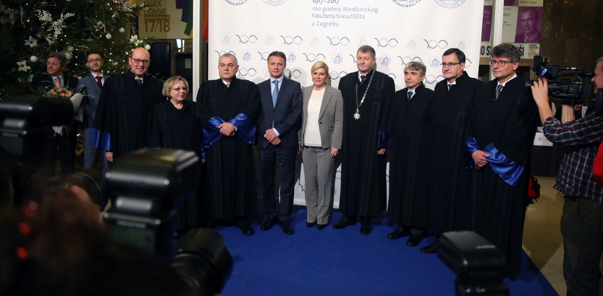 Zagreb, 17.12.2017 -ZAGREB - Sveèana proslava 100. obljetnice Medicinskog fakulteta Sveuèilita u Zagrebu koja se odrava pod visokim pokroviteljstvom predsjednice Republike Kolinde Grabar Kitaroviæ (S) te supokroviteljstvom zagrebaèkog gradonaèelnika Milana Bandiæa. Uz predsjednicu Republike, proslavi su nazoèiti i predsjednik Hrvatskoga sabora Gordan Jandrokoviæ (4L). Dekan Medicinskog fakulteta Marijan Klarica (4D) foto HINA /Zvonimir KUHTIÆ/ zk