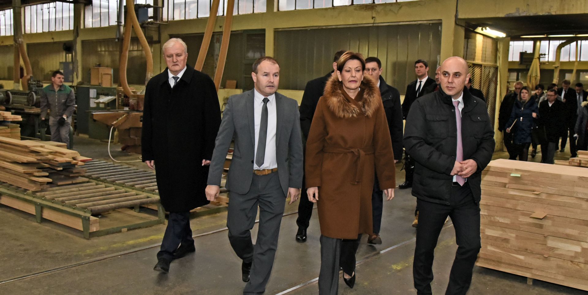 Vinkovci, 18.12.2017. - Potpredsjednica Vlade i ministrica gospodarstva, poduzetnitva i obrta Martina Daliæ obila je pogon tvrtke Spaèva. Na slici Boo Galiæ, Josip Faletar, Martina Daliæ i Ivan Bosanèiæ.
foto HINA/ ua