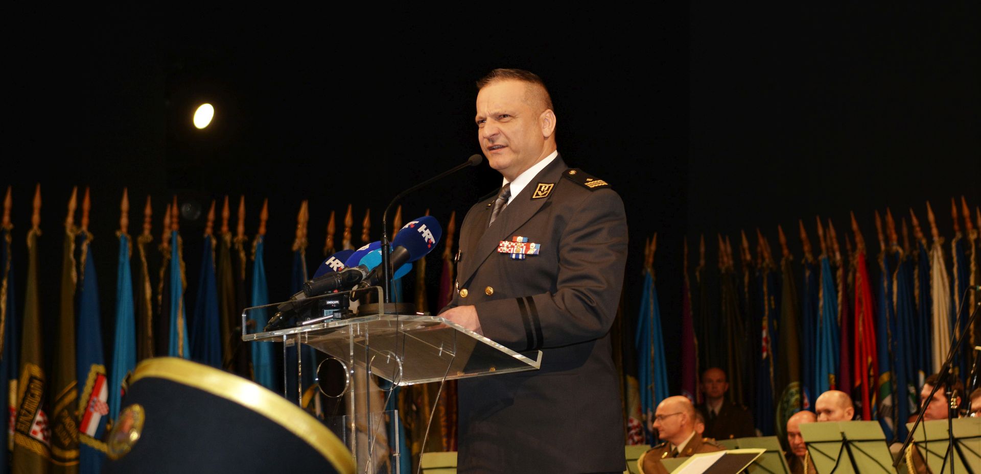 Karlovac, 19.12.2017 - Sveèana primopredaja dunosti zapovjednika Hrvatske kopnene vojske (HKoV) Oruanih snaga RH (OS RH) U Domu Hrvatske vojske "Zrinski" u Karlovcu. Na slici novoizabrani zapovjednik HKoV-a brigadni general Sinia Jurkoviæ.
foto HINA/ Mladen VOLARIÆ/ ua