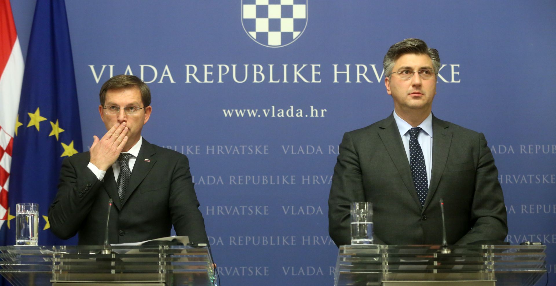 Zagreb, 19.12..2017 - Izjave nakon susreta hrvatskog premijera Andreja Plenkovića i slovenskog premijera Mire Cerara, "Hrvatska i Slovenija nalaze se u situaciji da moraju naći srednji put koji bi riješio pitanje granice". Na fotografiji Miro Cerar, Andrej Plenković.  Foto HINA/ Daniel KASAP/ dk