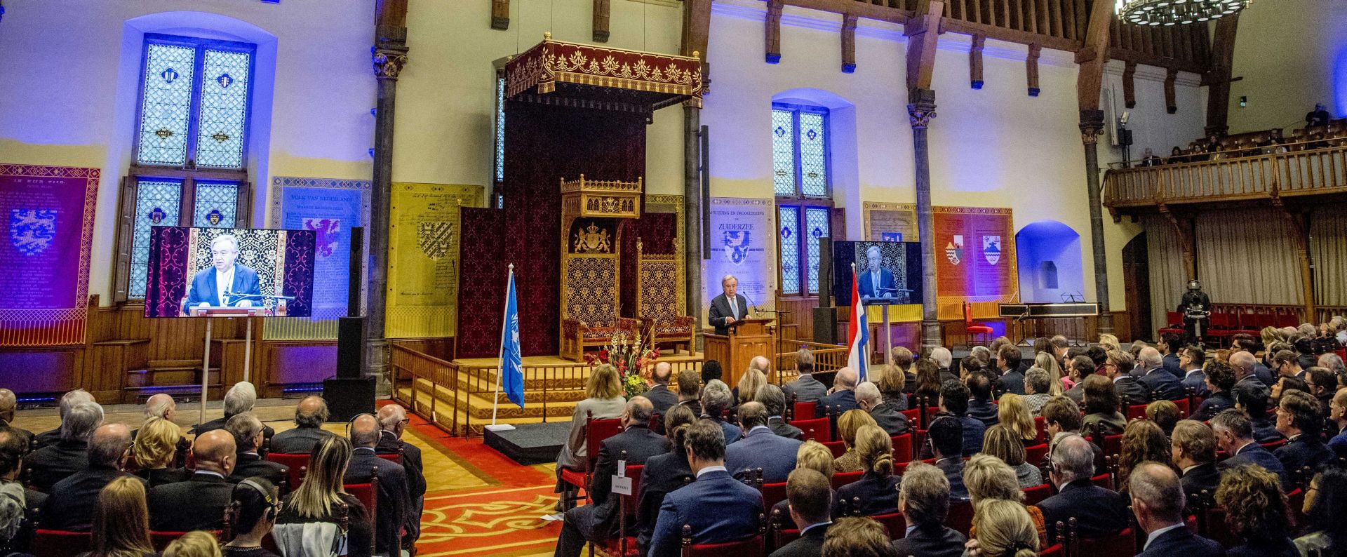 epa06401696 Secretary-General of the United Nations Antonio Guterres (C) speaks in the Ridderzaal (Knights' Hall), during the closing ceremony of the Yugoslavia Tribunal (The International Criminal Tribunal for the former Yugoslavia (ICTY) in The Hague, The Netherlands, 21 December 2017. Antonio Guterres is in the Hague to mark the closure of the ICTY, after more than 24 years of operations.  EPA/ROBIN UTRECH
