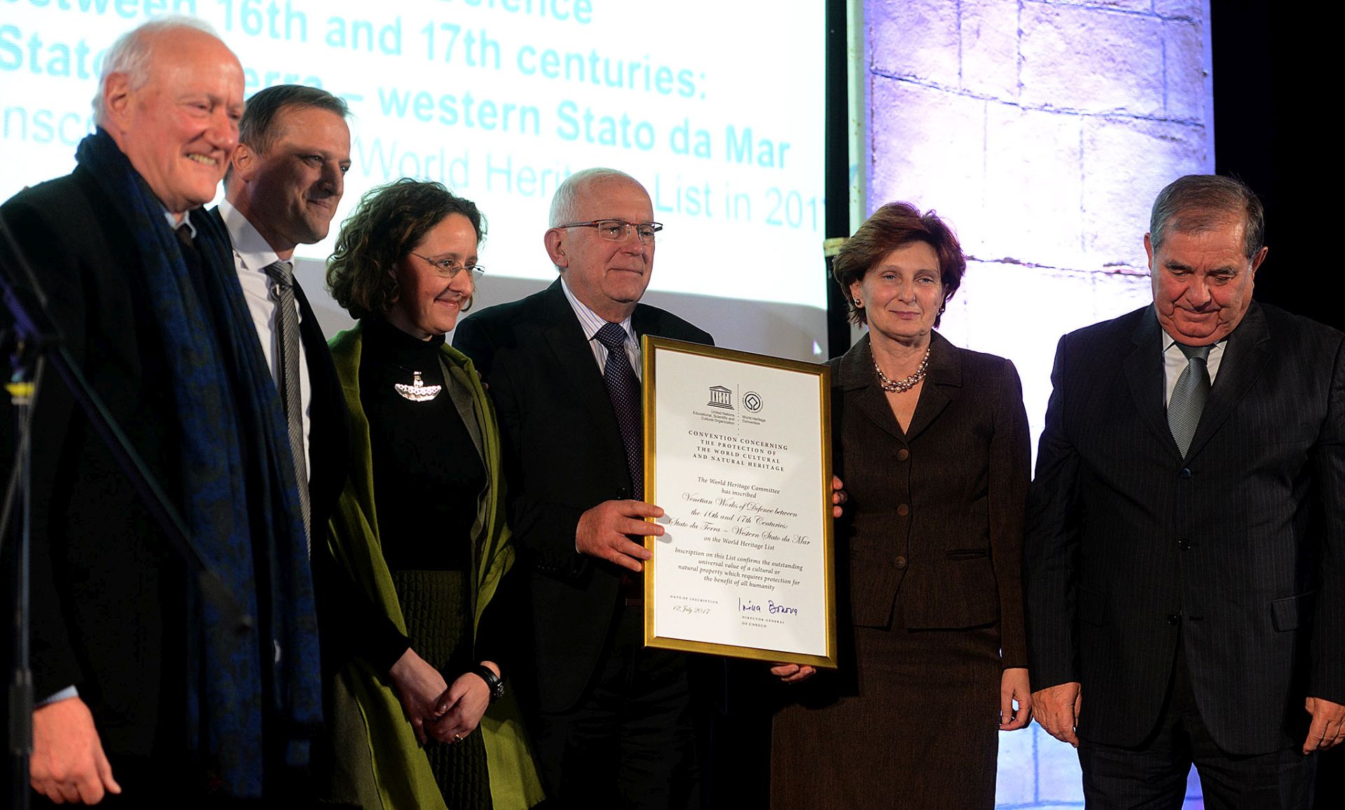 Zadar, 21.12.2017. - Povodom upisa fortifikacijskog sustava grada Zadra na Popis svjetske batine UNESCO-a, kao dijela meðunarodnog kulturnog dobra pod zajednièkim nazivom Obrambeni sustavi Republike Venecije 16. i 17. stoljeæa, pomoænik ravnatelja UNESCO-a za kulturu Francesco Bandarin uruèio je povelju gradonaèelniku Zadra Branku Dukiæu. Na slici Francesco Bandarin, Branko Dukiæ, Nina Obuljen Korinek i bivi gradonaèelnici Zadra Zvonimir Vranèiæ, Ana Lovrin i ivko Kolega.
foto HINA/ ik