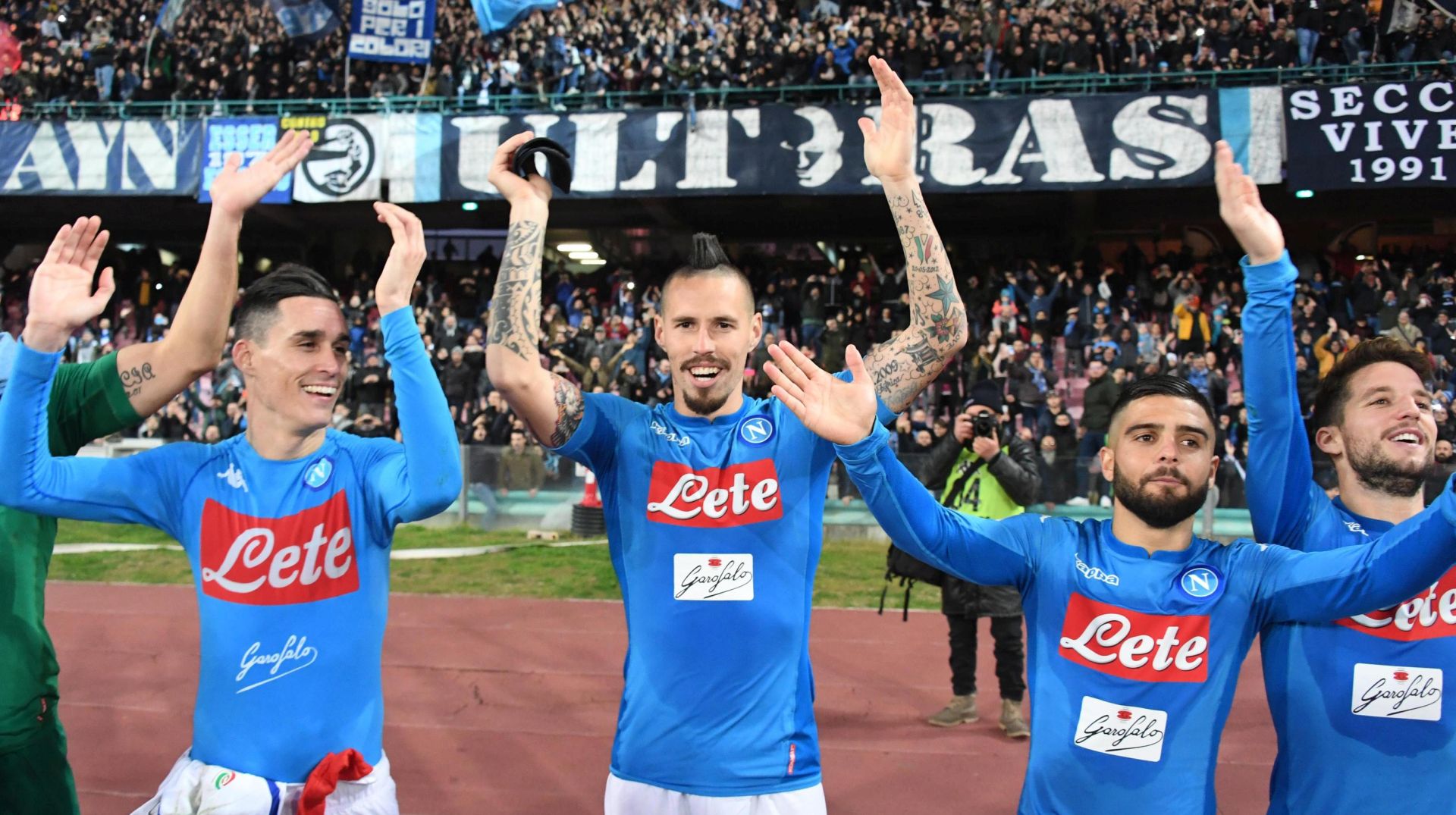 epa06404165 Napoli's Marek Hamsik (3R) with his teammates celebrate the victory at the end of the Italian Serie A soccer match SSC Napoli vs UC Sampdoria at San Paolo stadium in Naples, Italy, 23 December 2017.  EPA/CIRO FUSCO
