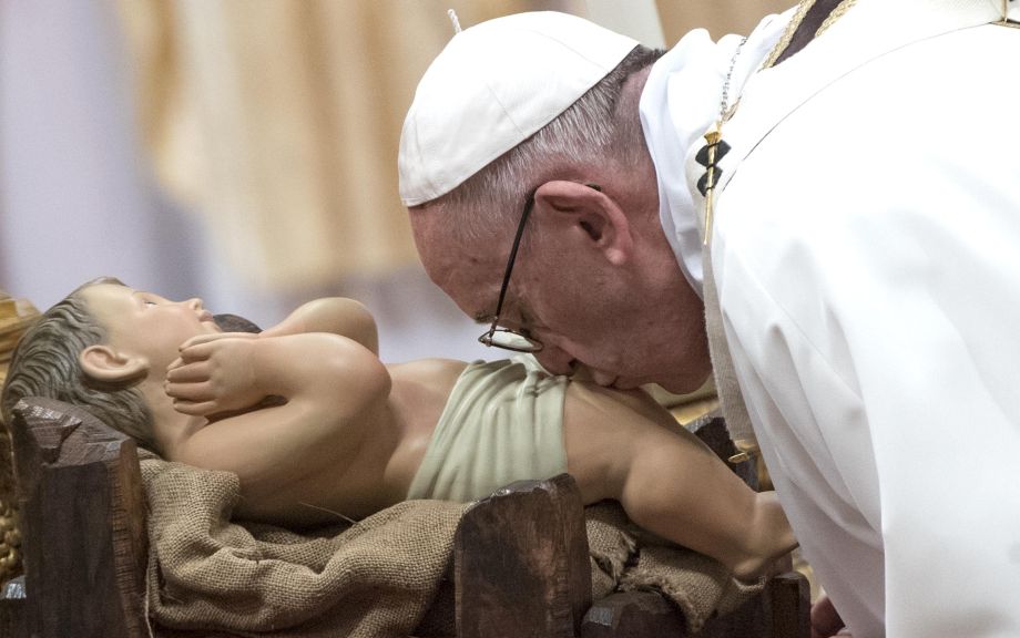 epa06405056 Pope Francis celebrates Midnight Mass of Christmas on the Solemnity of the Nativity of the Lord in Saint Peter's Basilica at the Vatican, 24 December 2017.  EPA/CLAUDIO PERI