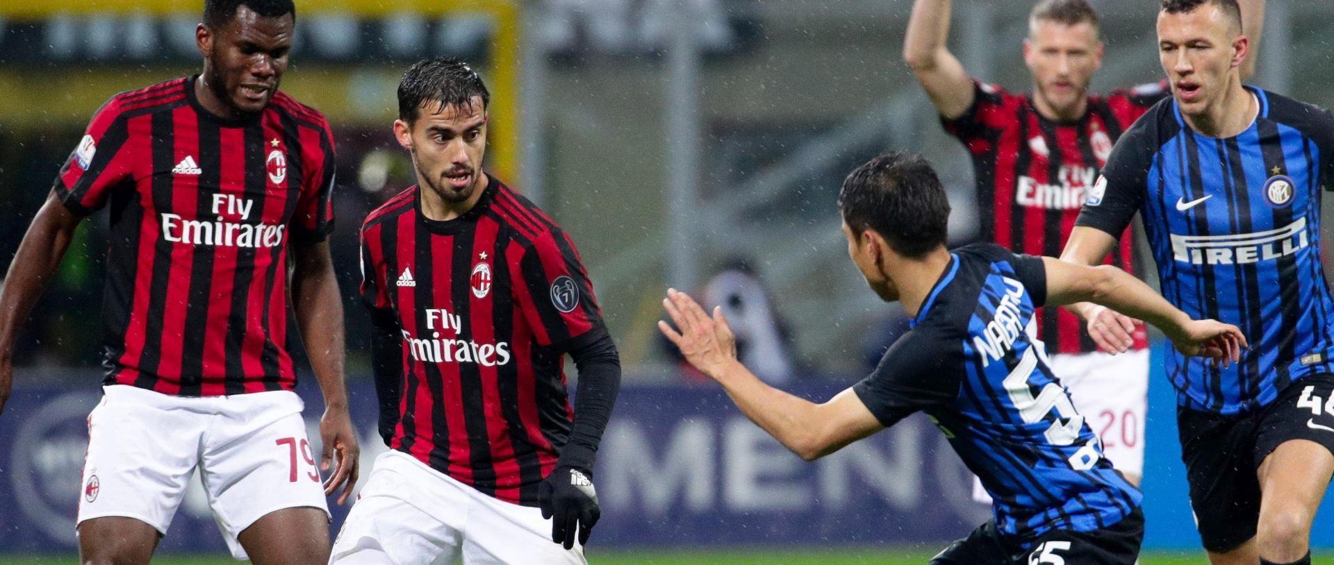 epa06407263 Milan's Suso (C)) and Inter's Yuto Nagatomo (R) in action during the Italy Cup quarter-final soccer match AC Milan vs Inter FC at Giuseppe Meazza stadium in Milan, Italy, 27 December 2017.  EPA/ROBERTO BREGANI