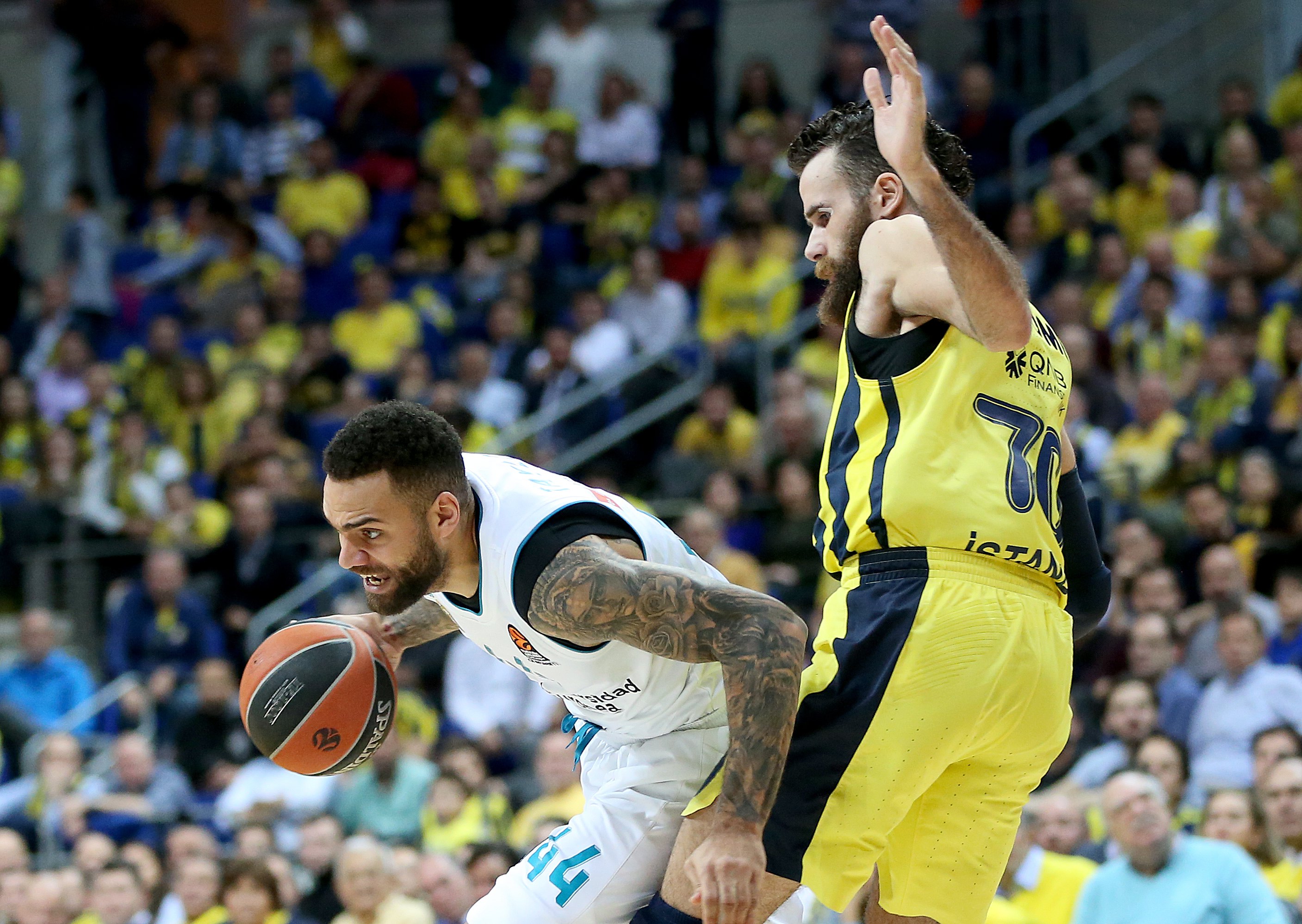 epa06408304 Luigi Datome (R) of Fenerbahce in action against Jeffery Taylor (L) of  Real Madrid during the Euroleague basketball match between Fenerbahce Dogus and Real Madrid in Istanbul, Turkey 28 December 2017.  EPA/ERDEM SAHIN