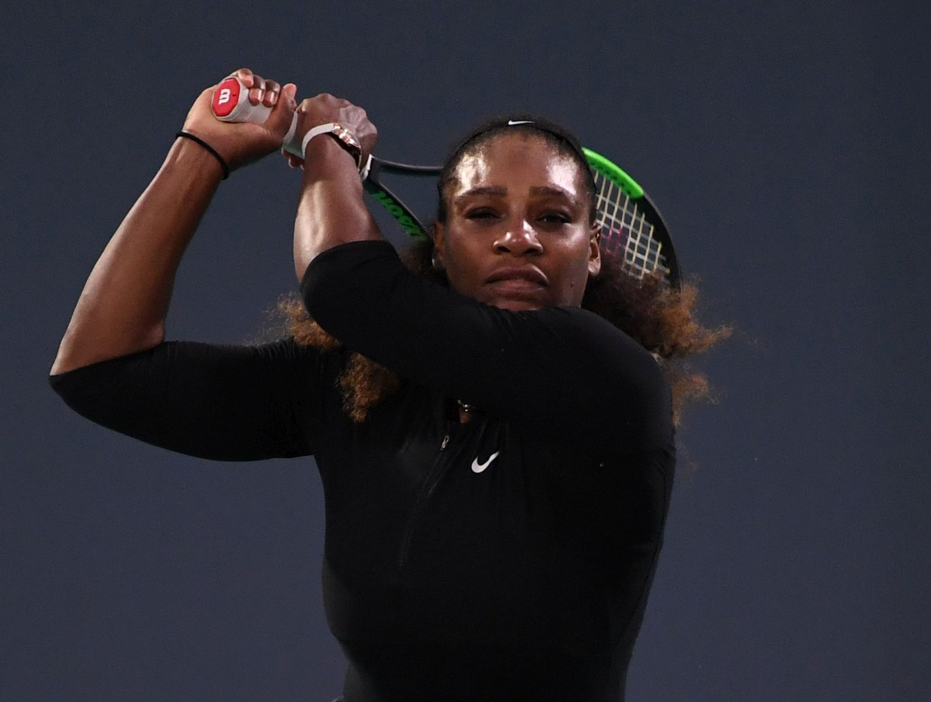 epa06410222 Serena Williams of the USA returns the ball to Jelena Ostapenko of Latvia in an exhibition match during the World Tennis Championship in Abu Dhabi, United Arab Emirates, 30 December 2017.  EPA/MARTIN DOKOUPIL