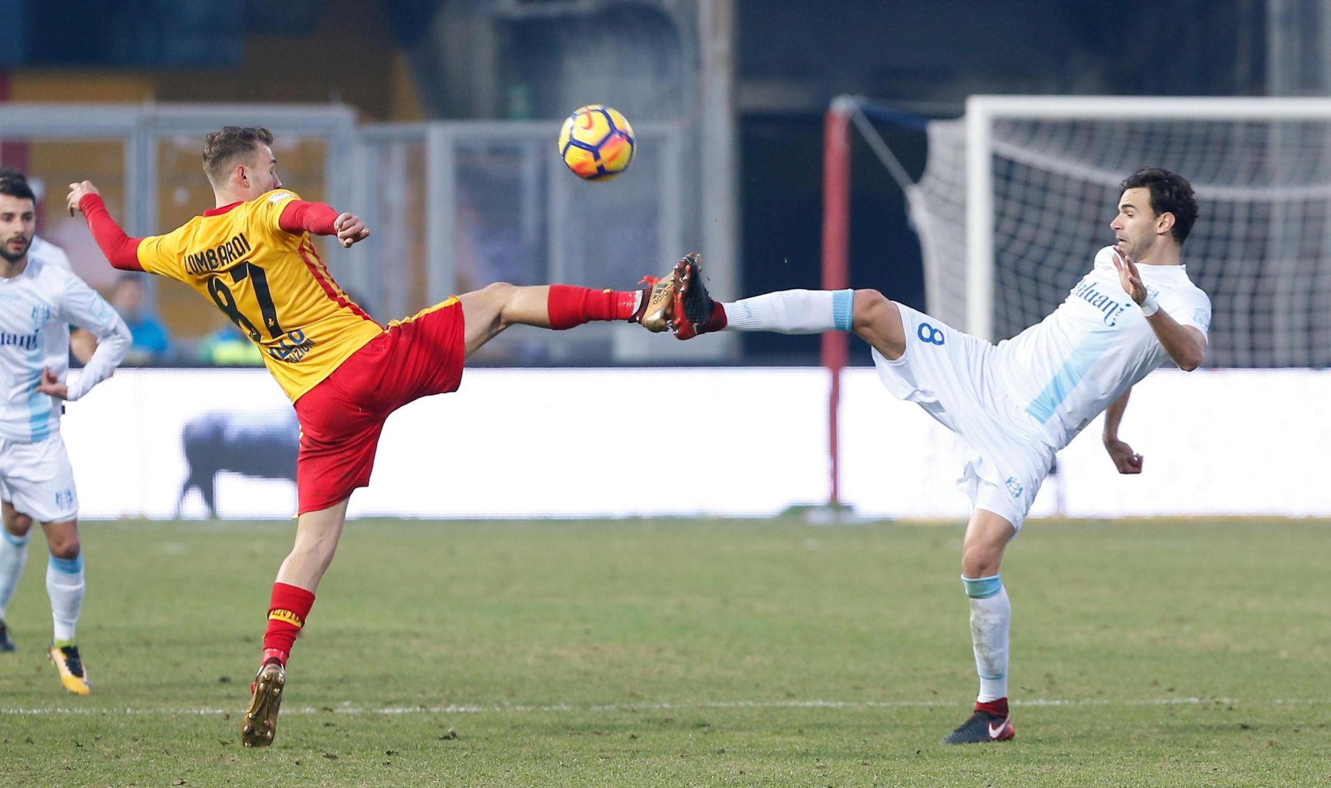 epa06410479 Benevento's Cristiano Lombardi (L) and Chievo's Ivan Radovanovic in action during the Italian Serie A soccer match Benevento Calcio vs AC Chievo Verona at Ciro Vigorito stadium in Benevento, Italy, 30 December 2017.  EPA/MARIO TADDEO