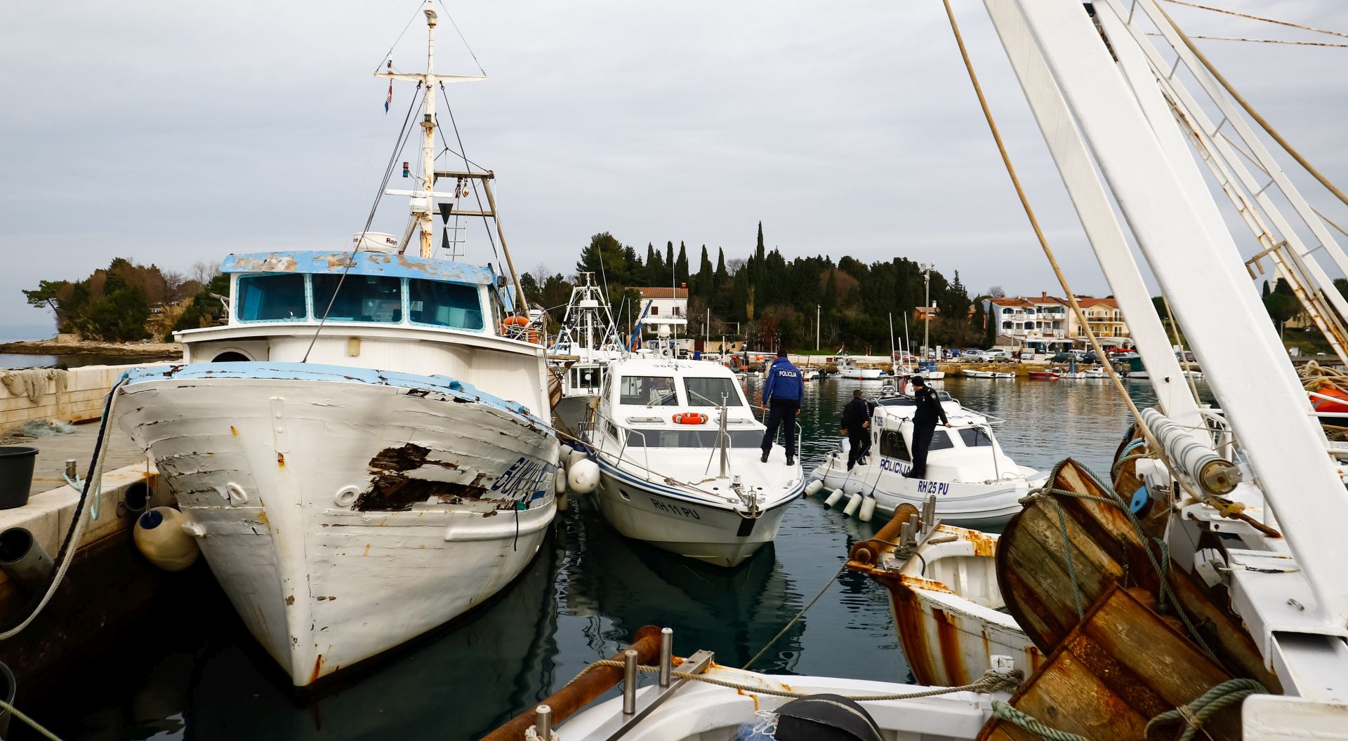 Koper, 30.12.2017. - Slovenske vlasti su poèele s jednostranom provedbom arbitrane odluke o granici s Hrvatskom, nakon isteka estomjeseènog roka za njezinu pripremu i poto je u slovenskom parlamentu zadnjih tjedana usvojen set "provedbenih zakona" na koje se Ljubljana poziva kao na temelj za svoja postupanja. Na fotografiji ribarske barke, ribari.
foto HINA/ STA/ Anze Malovrh/ ml