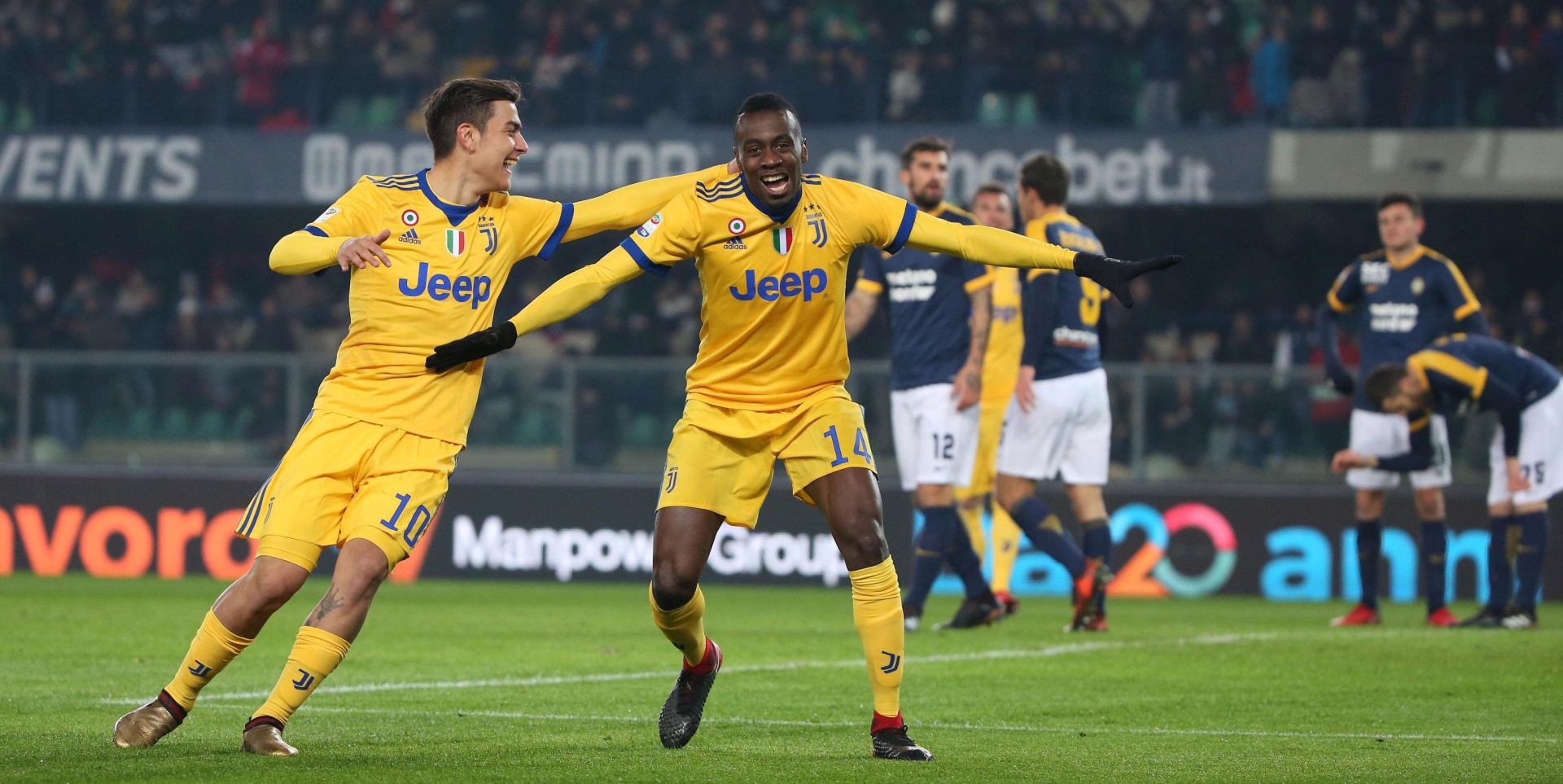 epa06410715 Juventus player Blaise Matuidi (C) jubilates after scoring a goal during the Italian Serie A soccer match Hellas Verona FC vs Juventus FC at Bentegodi stadium in Verona, Italy, 30 December 2017.  EPA/FILIPPO VENEZIA