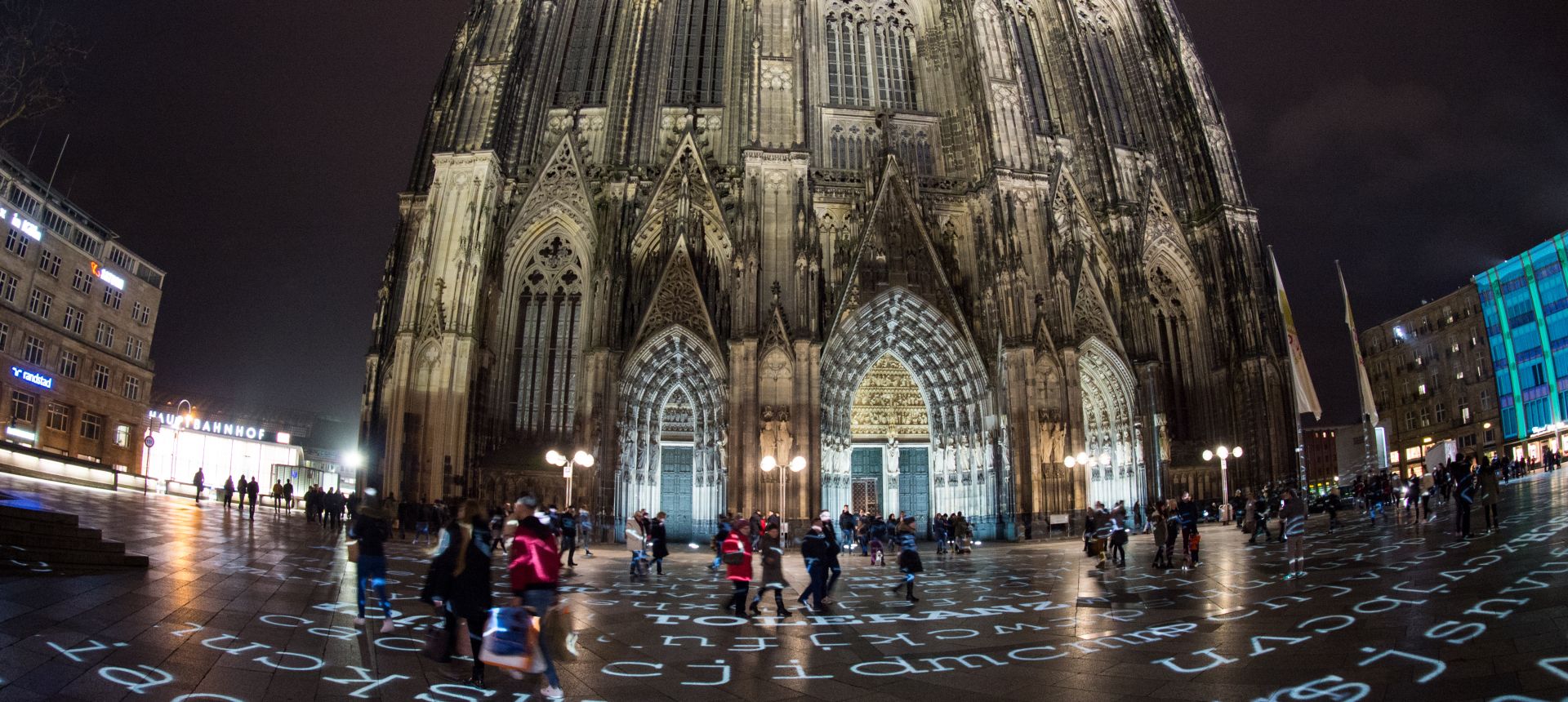 3D lighting illuminates the ground during a rehearsal for the New Year's Eve party at the Domplatte square in Cologne, Germany, 30 December 2017. Photo: Rainer Jensen/dpa
