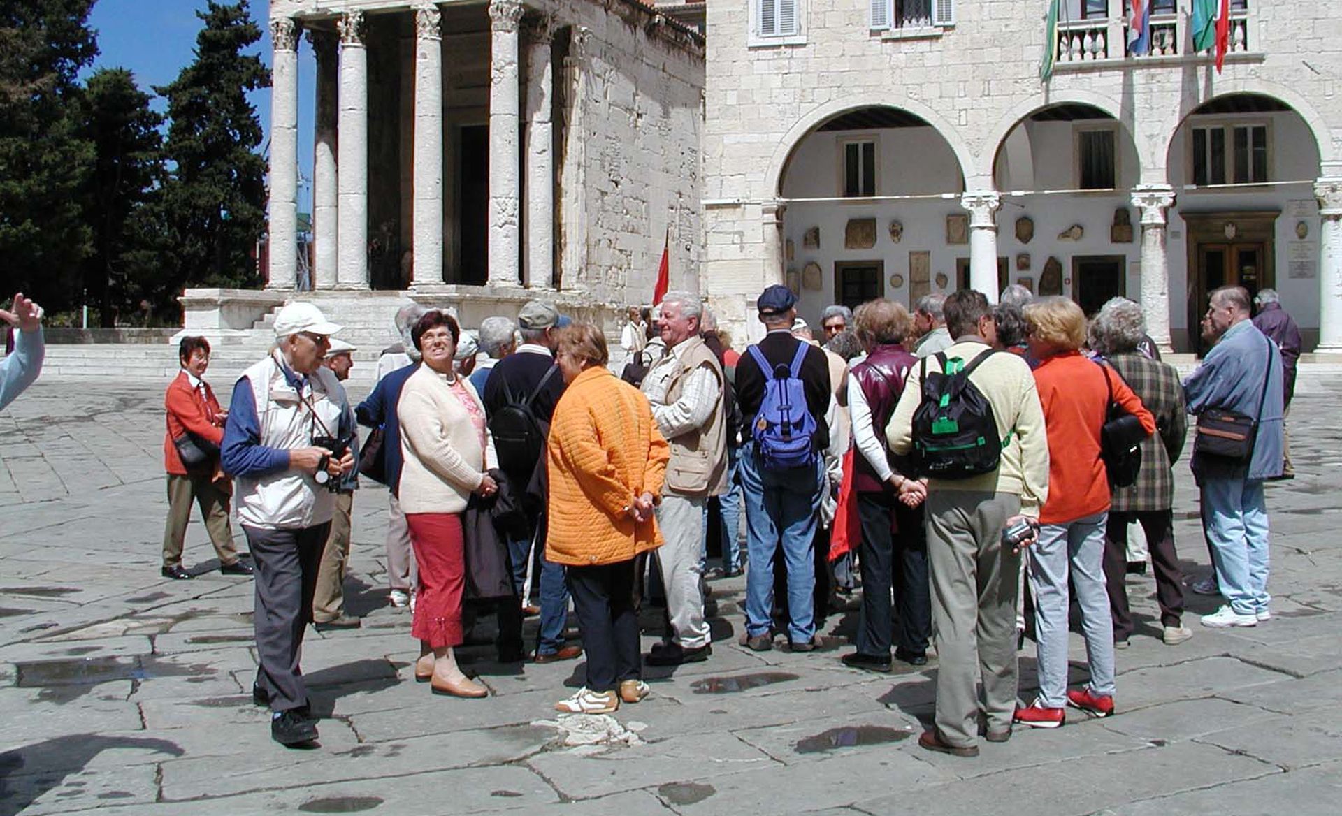Pula, 22.03.2005 - Turisti ispred Augustova hrama razgledavaju kulturne znamenitosti Pule.
foto FaH/ Danijel Sponza